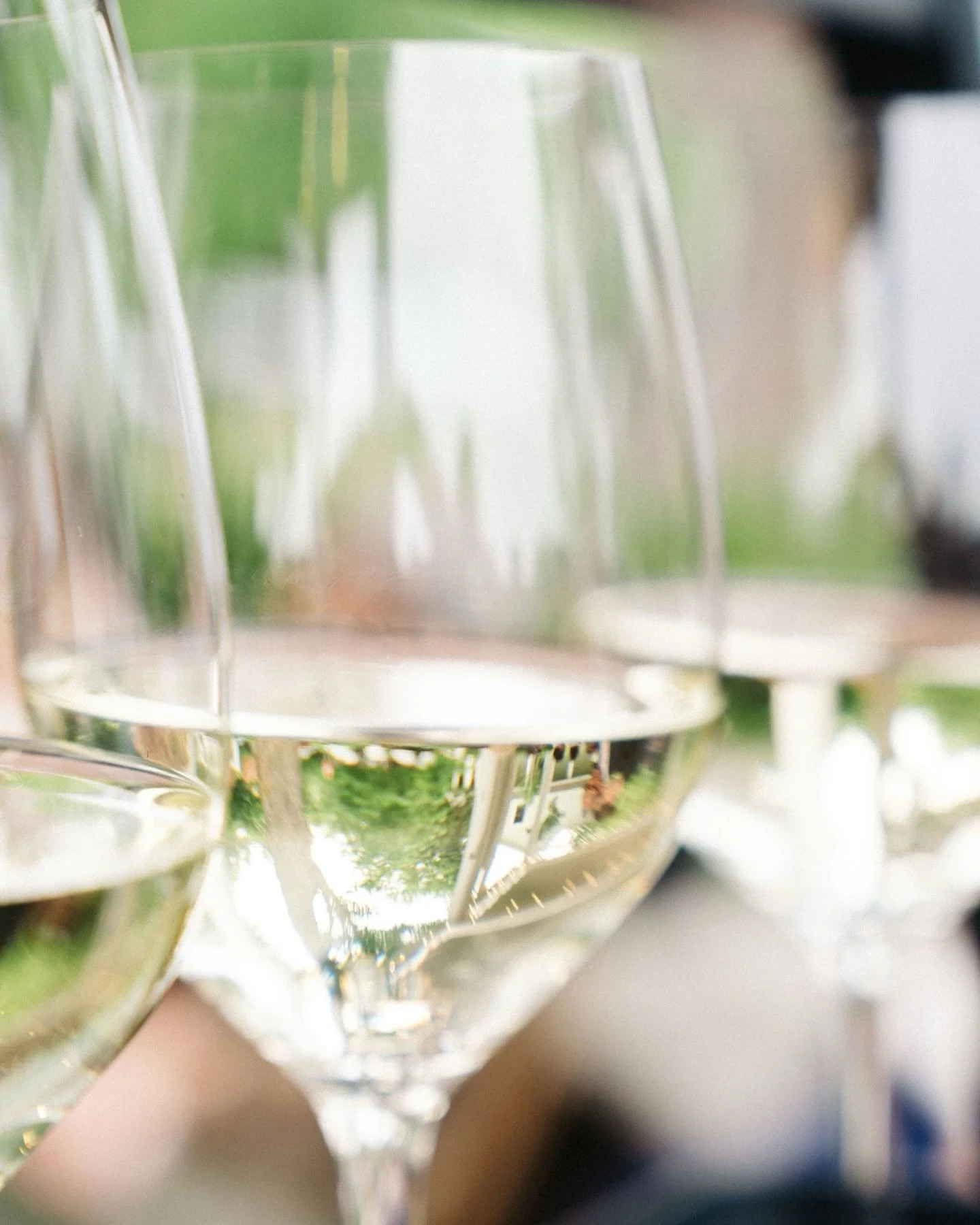 Cocktail hour is one of our favourite parts of a wedding day &mdash; it&rsquo;s where our candid approach really shines. When the summer weather cooperates, an outdoor space like the Gate House becomes the perfect backdrop for authentic and unposed d