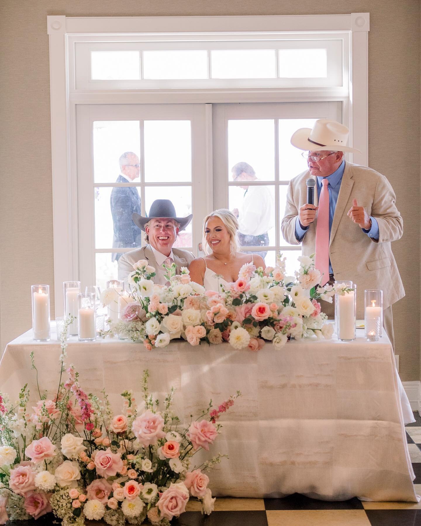 We love a good father of the bride speech! Swipe ➡️ to see the sweetest father daughter first look.