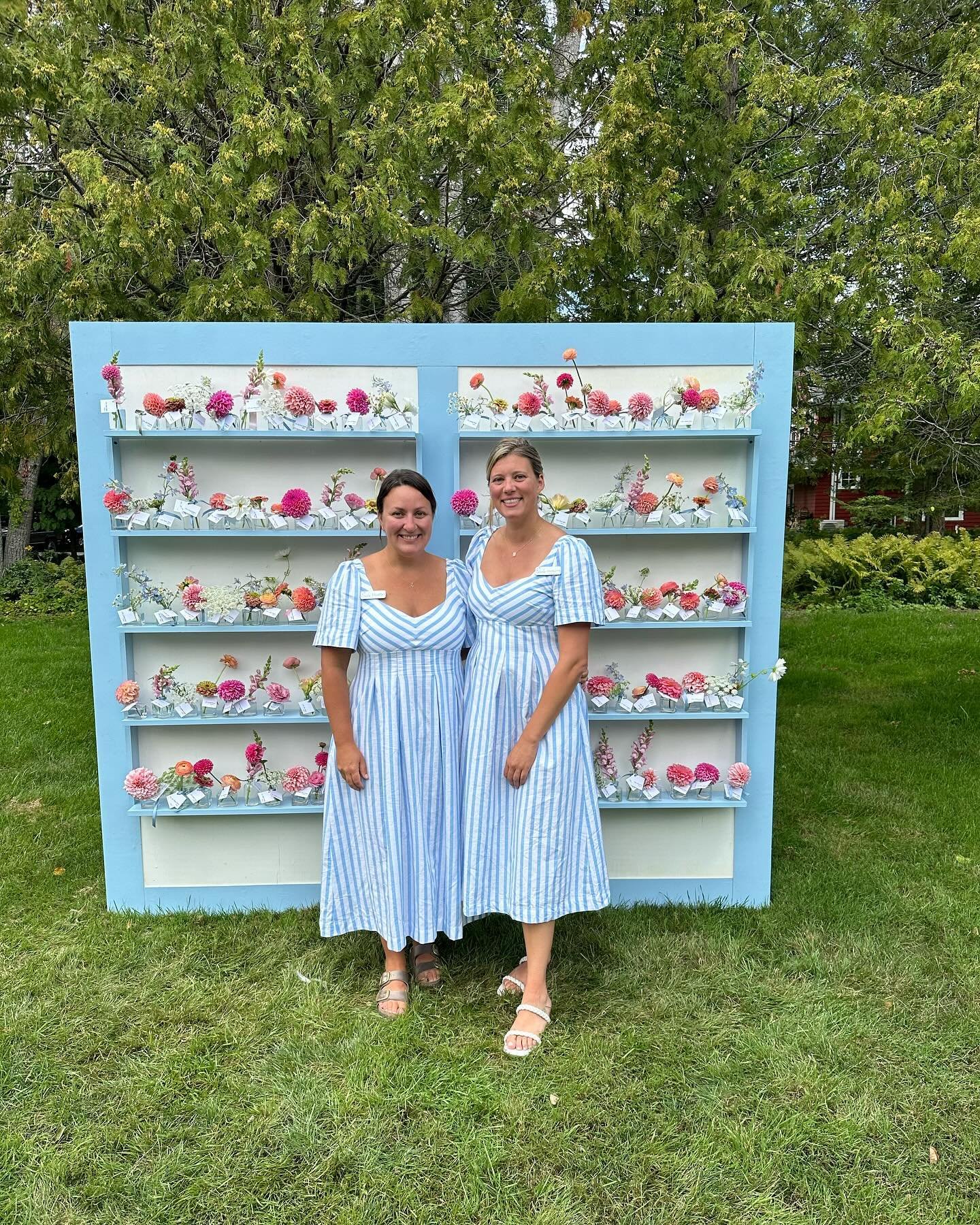 Hi from Charlotte and I. Doing what we love to do 📝 🌸 Fun escort floral wall by @arpontius for Emily &amp; Matt.