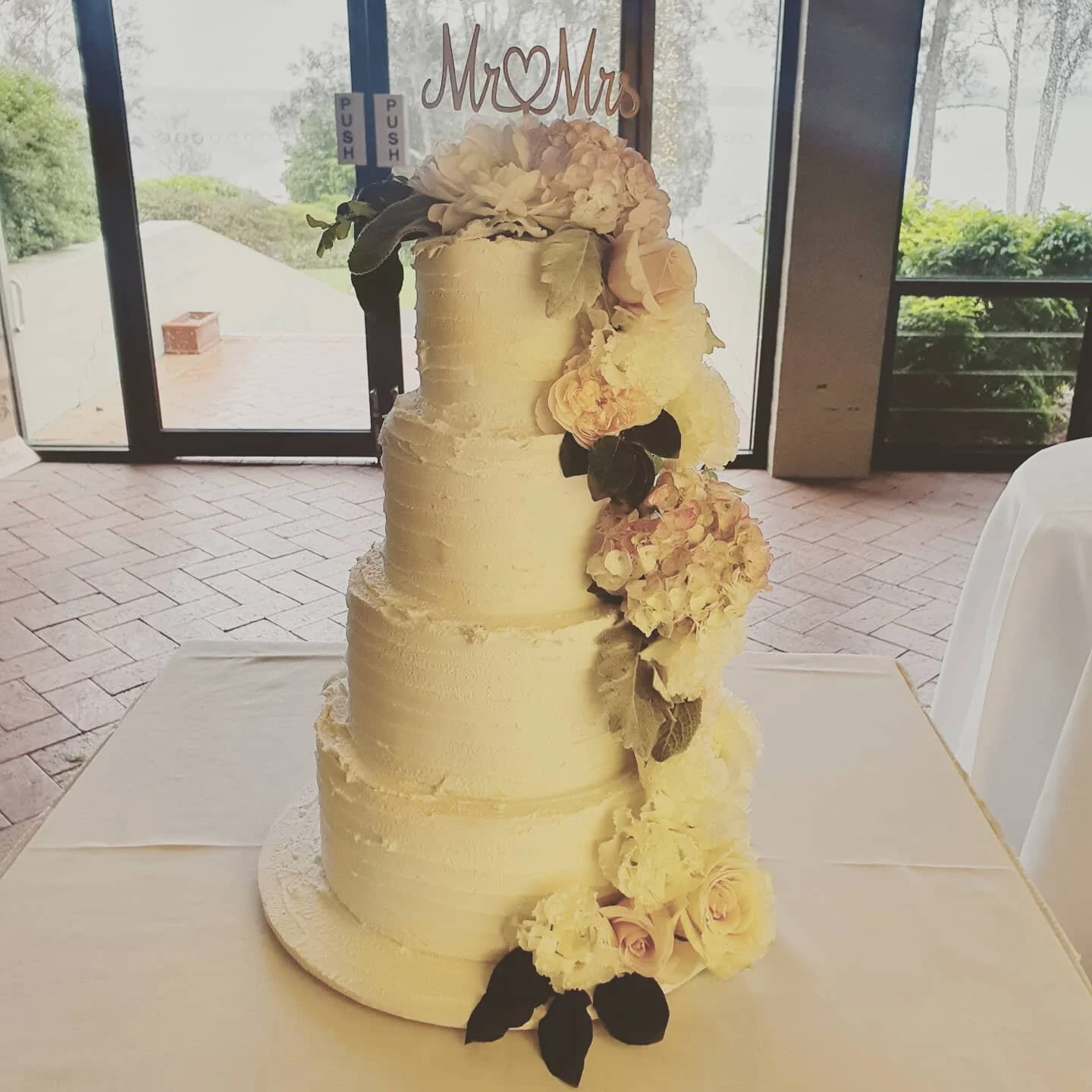 Lake Macquarie Central Coast Vintage wedding cake