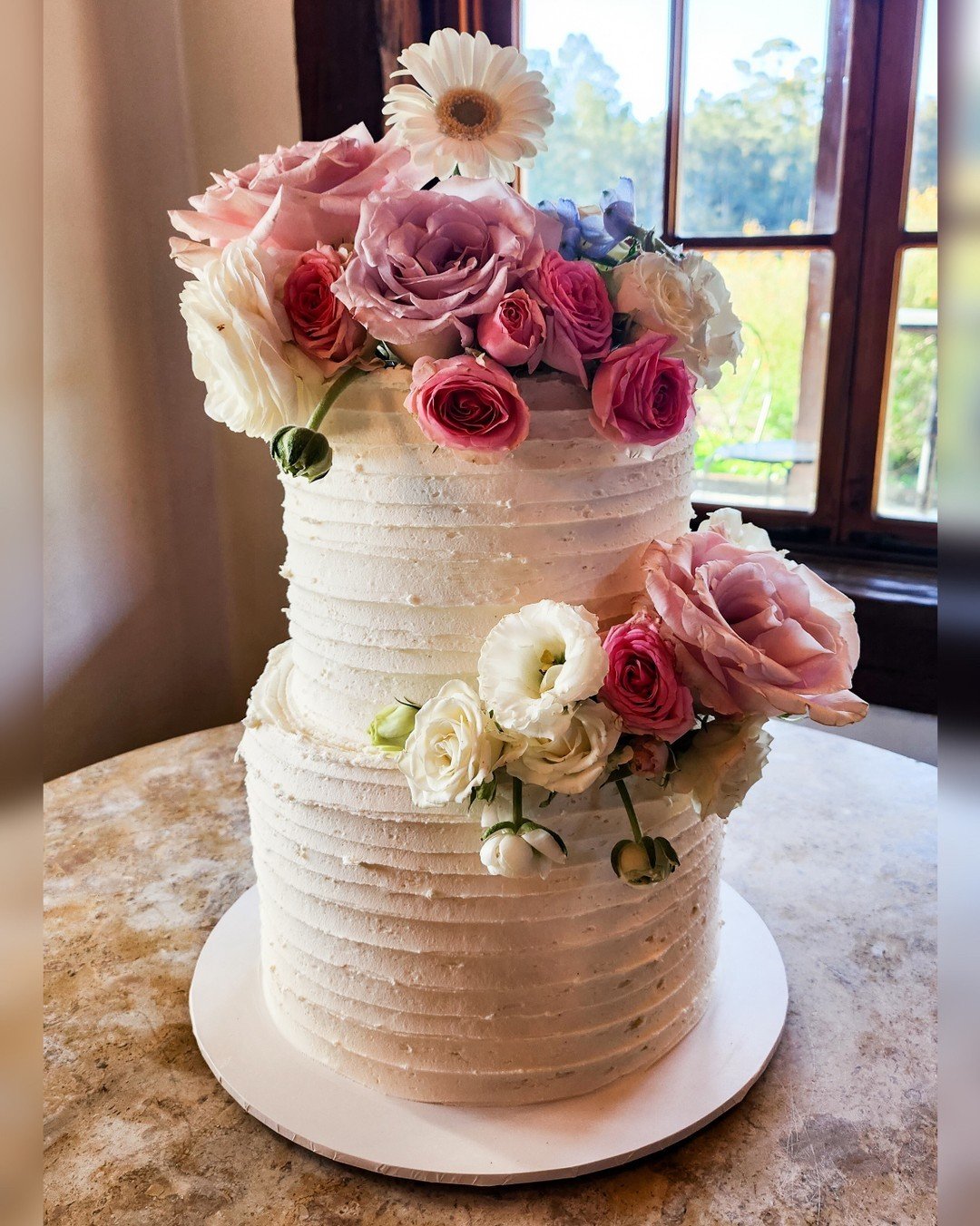 Harley &amp; Ashleigh - 09/09/2023

2 tier vintage iced in gluten free white choc strawberry with circle finish. STUNNING!💐 

📍 @circa1876
💐 @couture_botanical

#dragonflycakes #huntervalleywedding #huntervalleyweddingcake #weddingcake #newcastlen