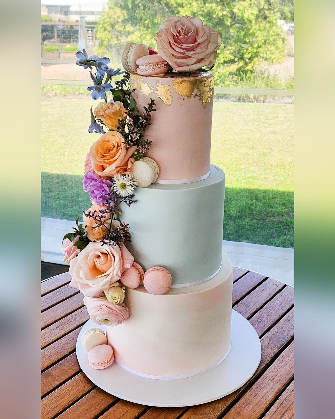 Ann &amp; Raul - 16/09/2023

3 tier fondant cake in delicious caramel, white choc passionfruit &amp; chocolate topped with marbling, gold leaf ✨ &amp; macarons. 

📍 @petersonhouseweddings
💐 @huntervalleybouquets

#dragonflycakes #newcastlensw #hunt