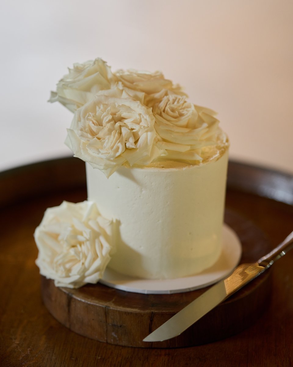 A sweet @pashanddash elopement for Claire &amp; Jack on 27th March 2025 at the always stunning @pepperscreek_barrelroom

Their day was filled with love, laughter, and a white chocolate cake with matching cupcakes! Topped with delicate florals by @jad