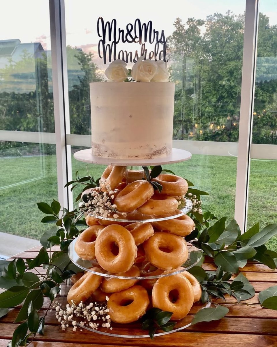 Throwing it back to Maddison &amp; Bryce&rsquo;s big day at the stunning @petersonhouseweddings 💍

Their single-tier semi-naked cake was the perfect sweet centrepiece. And just beneath? A glazed donut tower that brought the fun (and kept guests comi