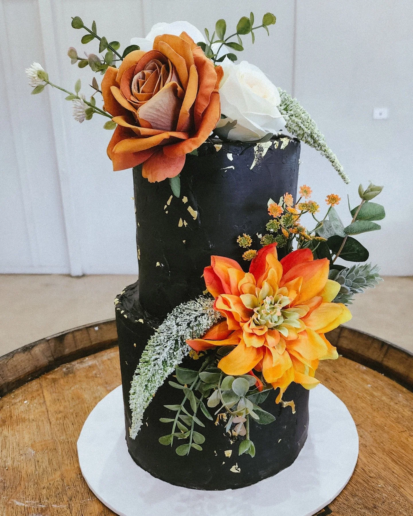 A bold and beautiful two-tier ganache cake for Stacey & Jake, featuring layers of rich chocolate and white chocolate, finished with hand-painted black ganache and delicate gold leaf accents. ✨
📍 @bimbadgenpalmerslane
💐 @vintagelabelle
#dragon
