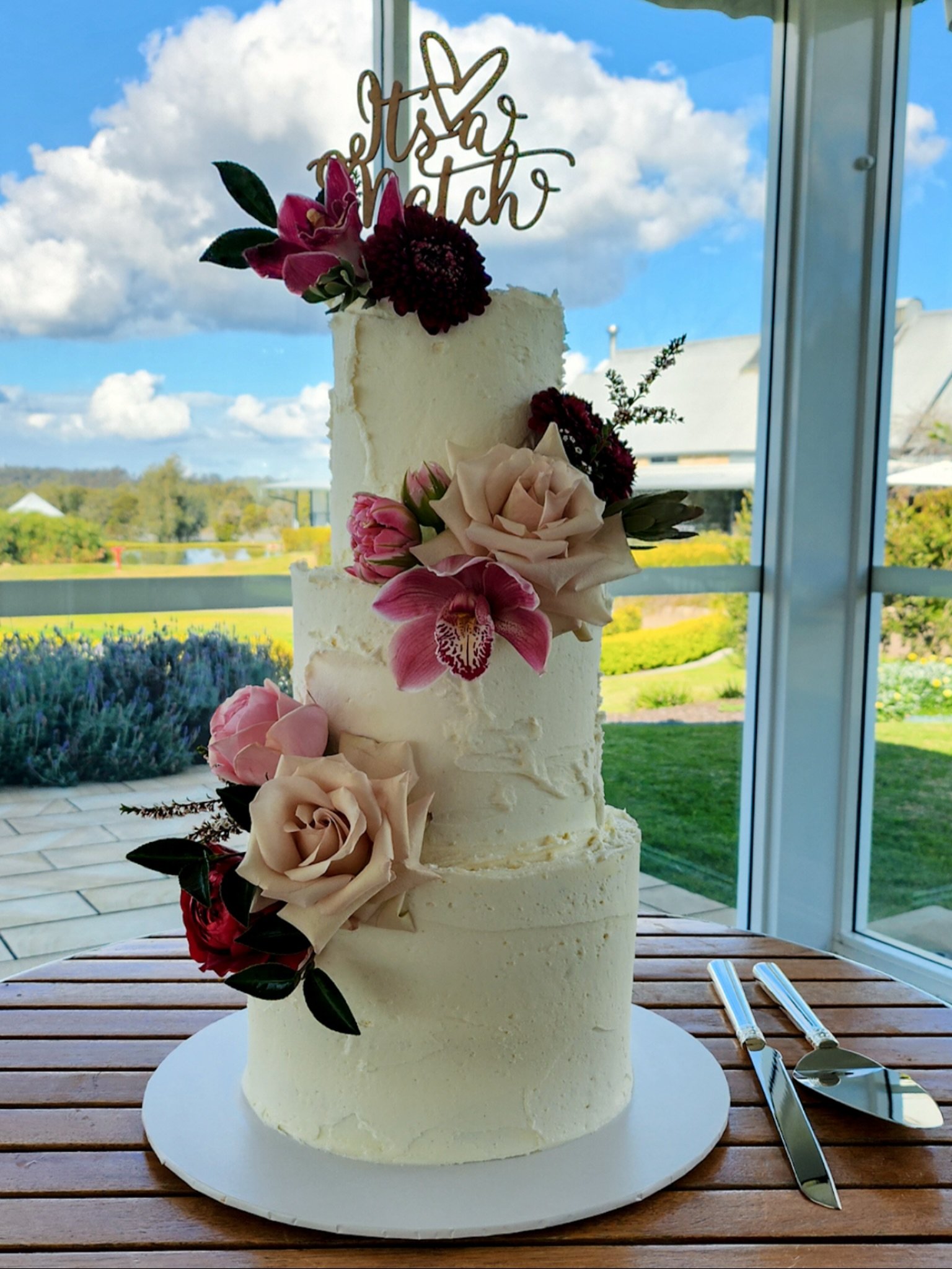 It&rsquo;s a Match 💕

Rachel &amp; Jordan&rsquo;s dreamy three-tier vintage iced cake, layers of white chocolate raspberry, dark chocolate mint and chocolate coconut, with a rich chocolate ganache filling that&rsquo;s every bit as indulgent as it so