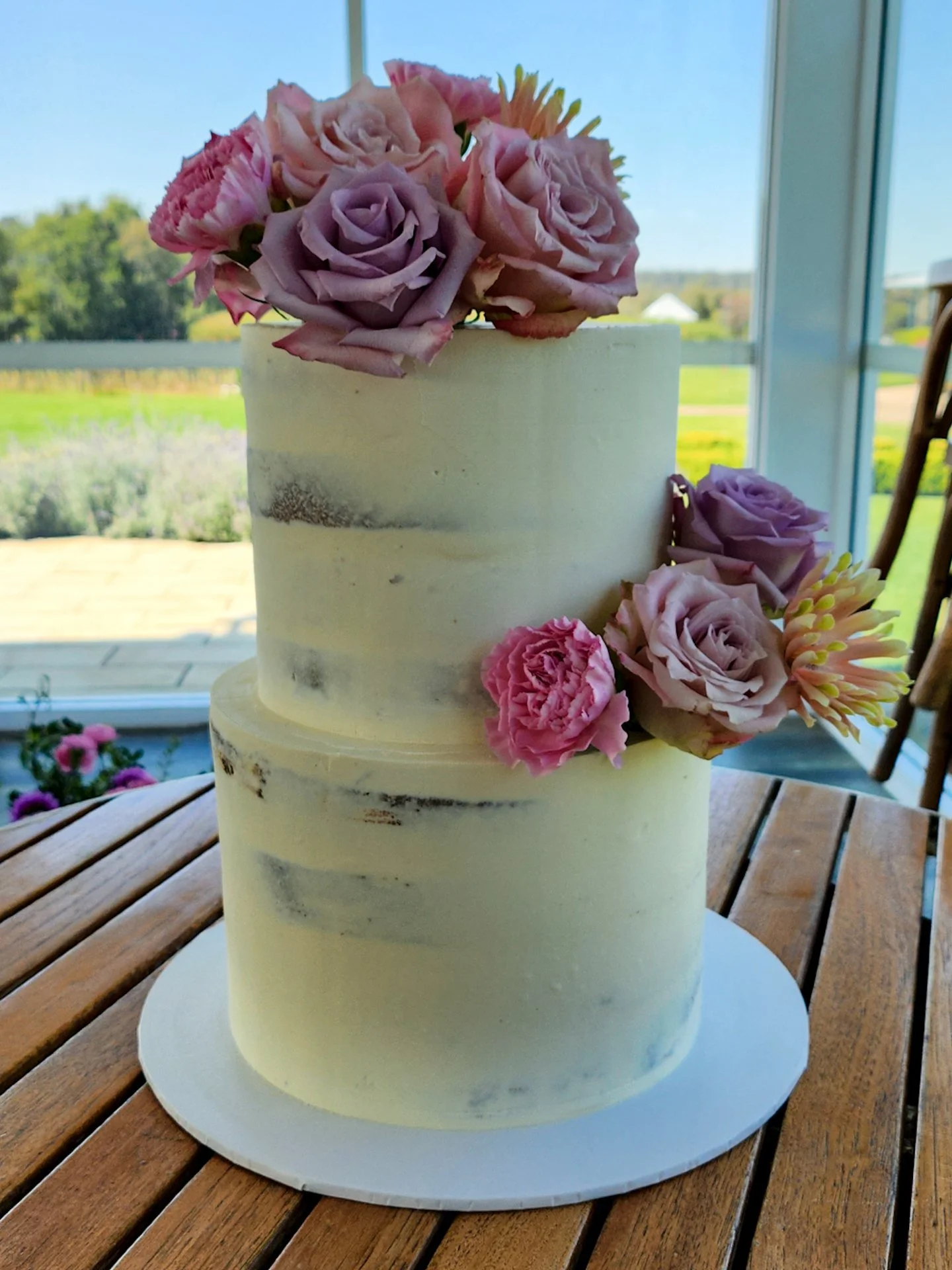 For Fiona &amp; Alexander&rsquo;s wedding I created a two-tier semi-naked cake in rich chocolate and smooth caramel, finished in white and styled with dreamy florals by Jade from @underthewillowfd .🌸

📍@petersonhouseweddings

#dragonflycakes #hunte