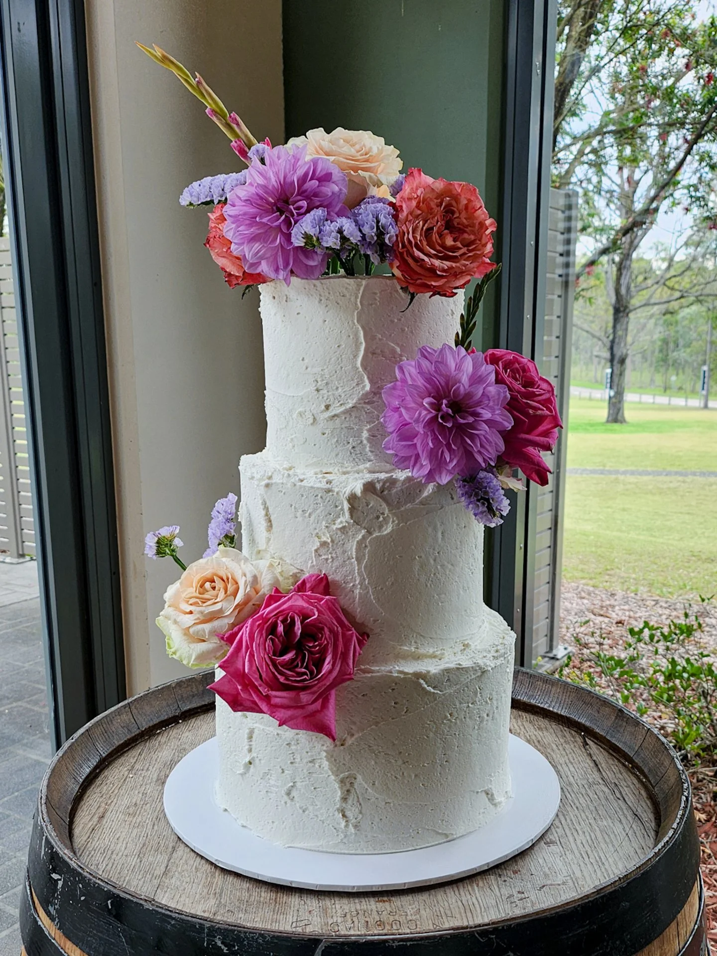 Sophie &amp; Cameron&rsquo;s three-tier vintage iced palette cake was full of charm and flavour: Caramel with white chocolate, Chocolate + passionfruit, White chocolate. Styled with romantic blooms by @sage_blossoming

Textured and timeless ✨

📍 @en