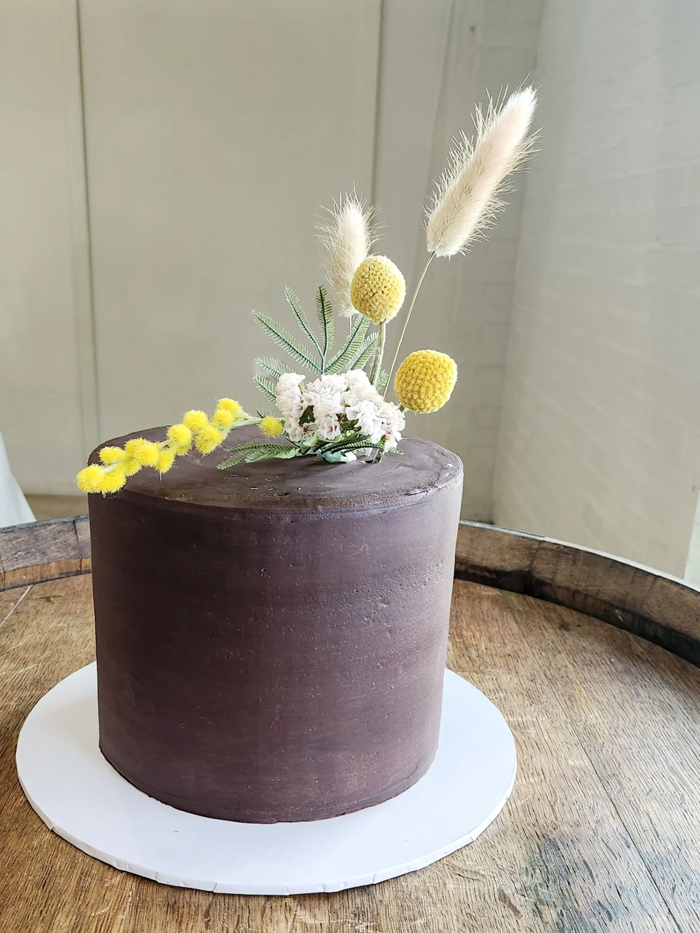 This mouthwatering single-tier ganache cake in dark chocolate, perfectly styled with blooms by @noahandthefox 🤎

📍@bimbadgenpalmerslane 

#dragonflycakes #newcastlensw #huntervalley #weddingcakes #eventcake #ganacheweddingcake #ganachecake #cakeins