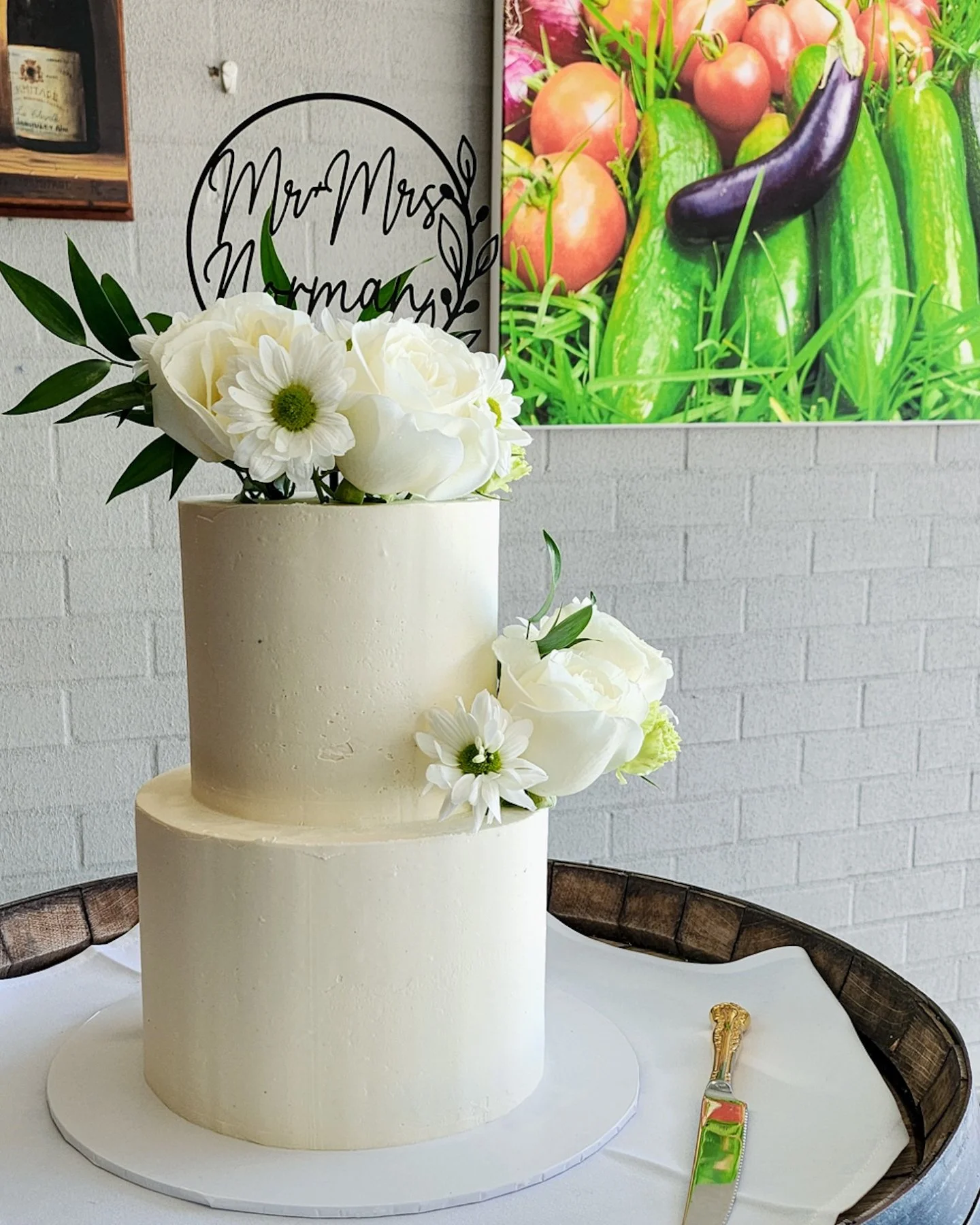 A classic two-tier ganache for Imogene &amp; Harry layered with delicious chocolate and white chocolate raspberry, finished in a timeless, elegant style.

📍 @ridgeview.weddings
💐 @flowersandeventsbymichelle

#dragonflycakes #newcastlensw #hunterval