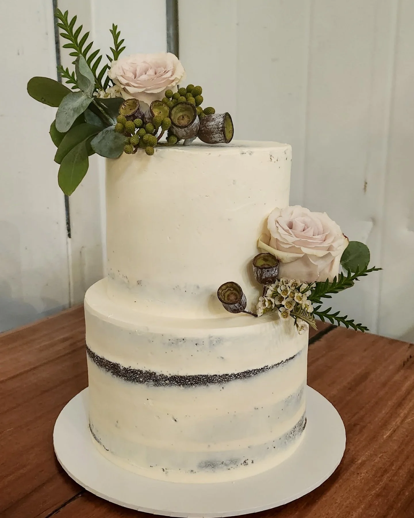 A rich chocolate cake layered with silky chocolate ganache, paired perfectly with caramel and white chocolate in a beautifully finished two-tier semi-naked design for Alyssa-Maree &amp; Thomas. 🤍🍰

Softly finished to let those gorgeous layers peek 