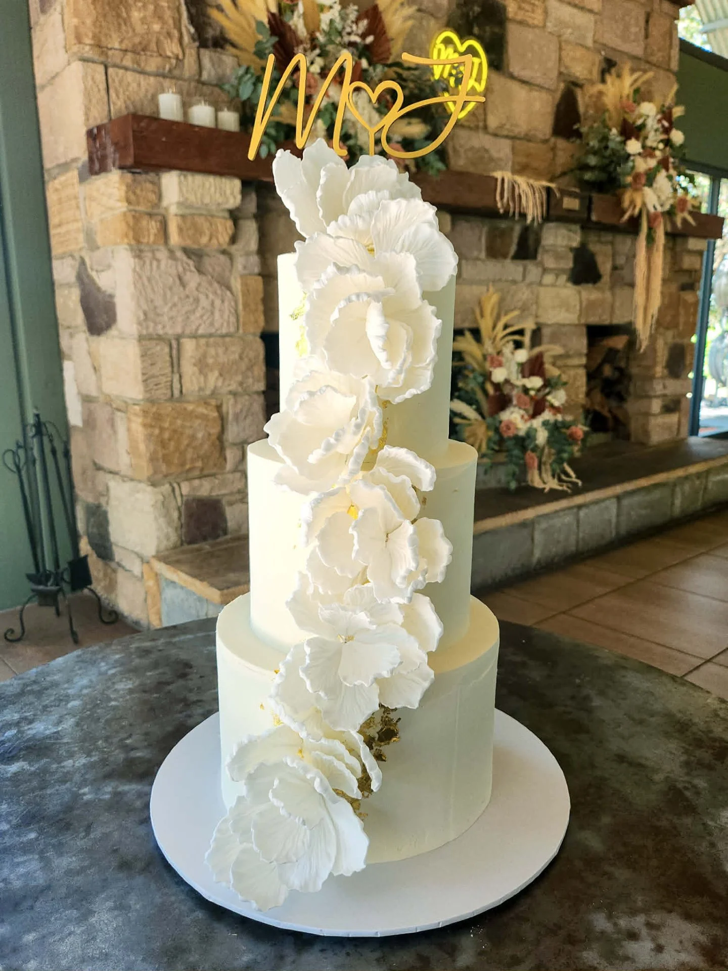A three-tier white ganache for Maureen &amp; John in delicious strawberry, finished with cascading sugar flowers and delicate touches of gold leaf.

📍 @enzoweddings

#dragonflycakes #huntervalleywedding #enzohuntervalley #weddingcakeinspo #whitegana