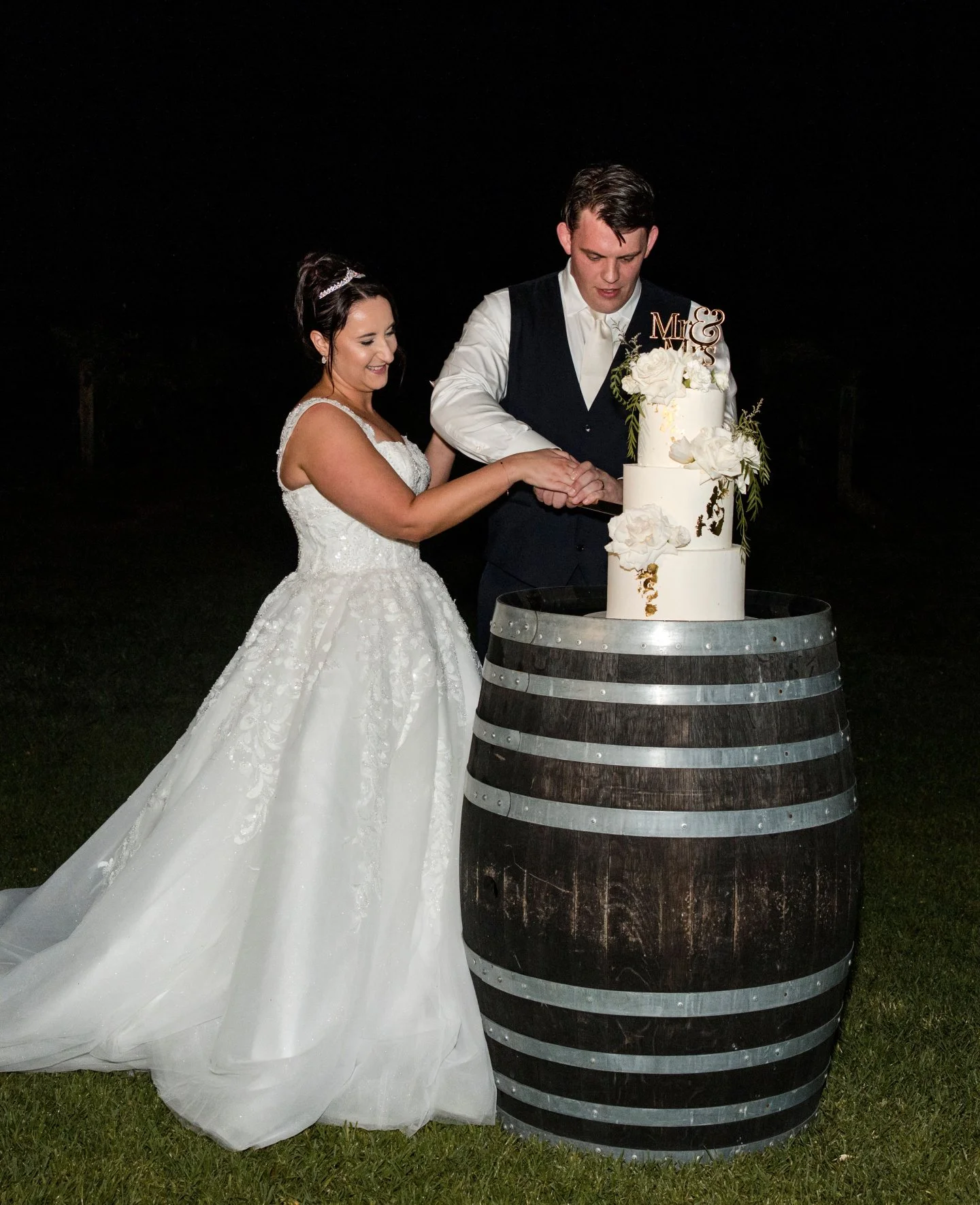 Madeline &amp; Adam's cake cutting with a side of fireworks 🎇  Perfection!

📸 @thierryboudanphotography
📍 @petersonhouseweddings
💐 @noahandthefox
🤍 @maddie_cordingley

#dragonflycakes #huntervalleywedding #huntervalleyweddingcake #weddingcake #n