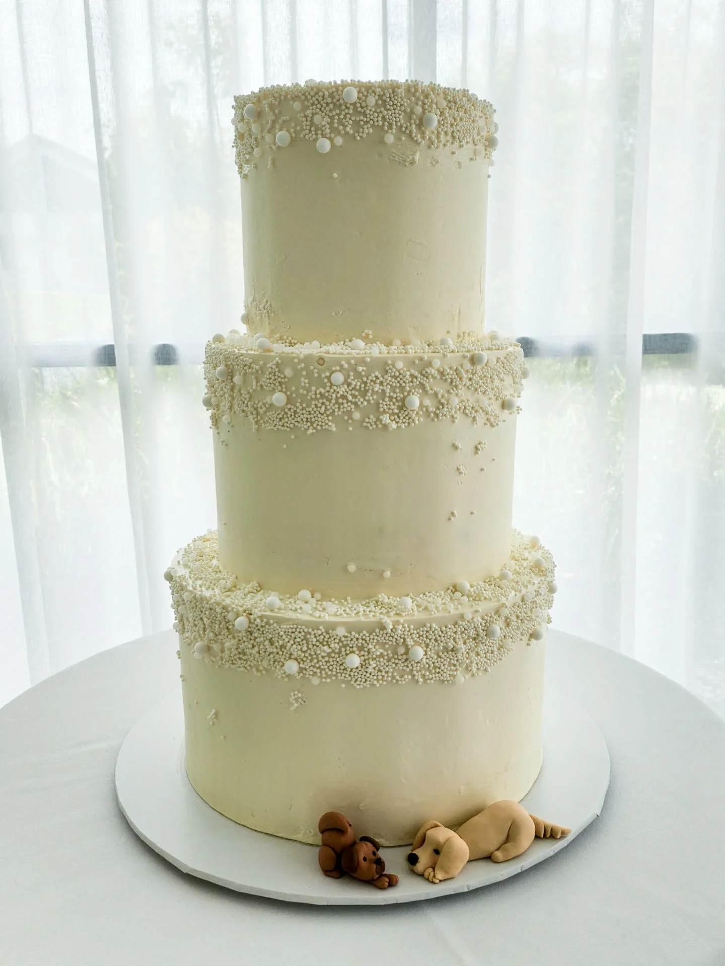 Three flavours. Three tiers.
Ashley &amp; Jamie's ganache cake in caramel, white choc and chocolate with pearl trim and custom animal figures was just chef's kiss.✨

What a way to celebrate at the gorgeous @greystoneestate_huntervalley

#dragonflycak