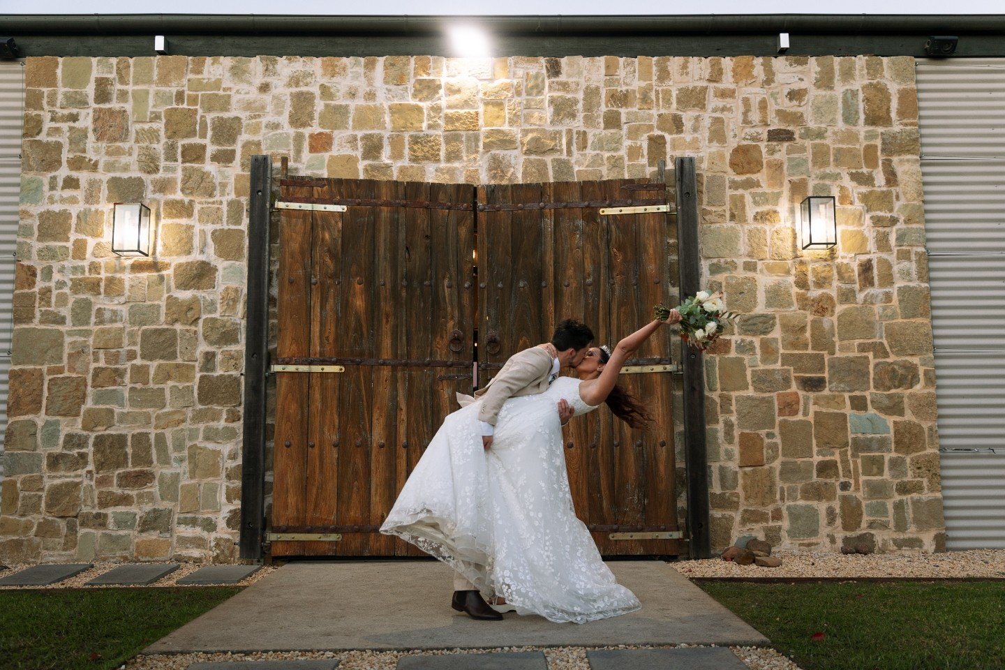 The dip kiss? Iconic. 😍 The cake cutting faces? Even better!

Brayden &amp; Chloe absolutely nailed their day at @bimbadgenpalmerslane 🥂🤍

📸 @mrhemdrixphotography

#dragonflycakes #newcastlensw #huntervalley #weddingcake #eventcake #localcakedeco