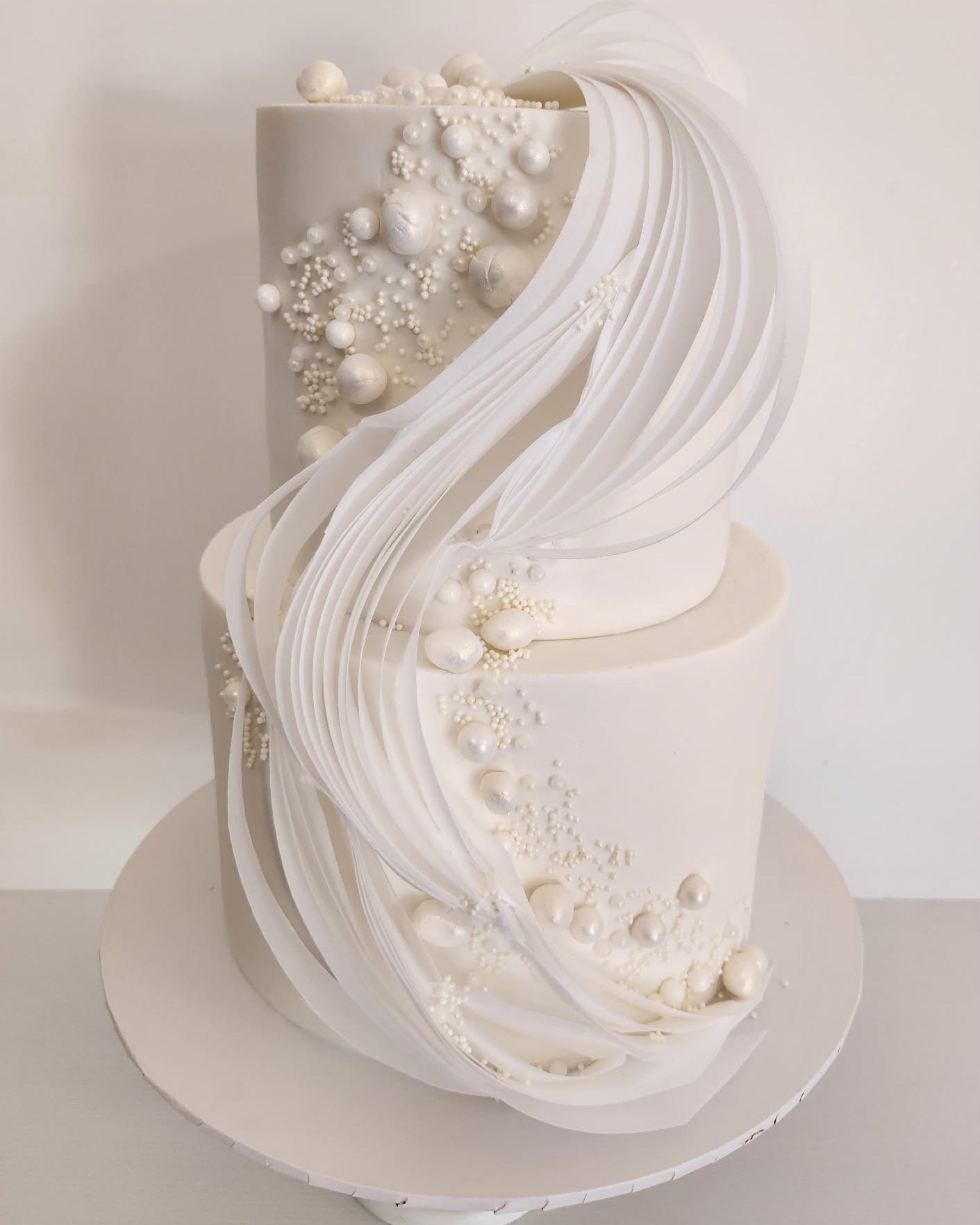 Gluten free never looked so good.

This stunning two tier fondant cake in gf chocolate and white chocolate raspberry, featuring a gorgeous handcut reverse design and oversized pearl details.🤍✨

Elegant, intentional and absolutely delicious.🥂

#drag