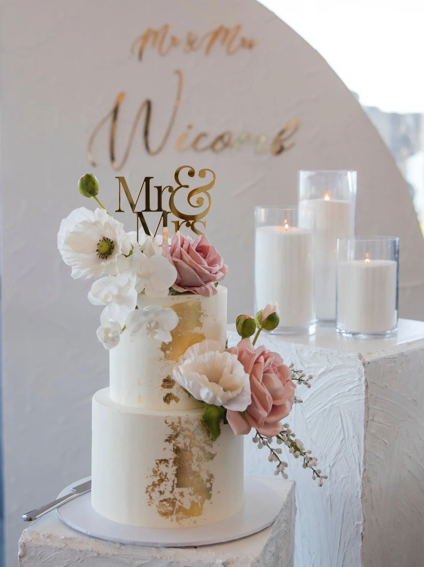 2 tier white ganache in delicious caramel with gold leaf accents finished with a gold Mr &amp; Mrs Topper. 🍰

featuring Monique &amp; Josh 🤍

Planning, Styling, Coordination &amp; MC @huntereventsnsw
Venue, Catering, Bev @belmont16ssailingclub
Phot