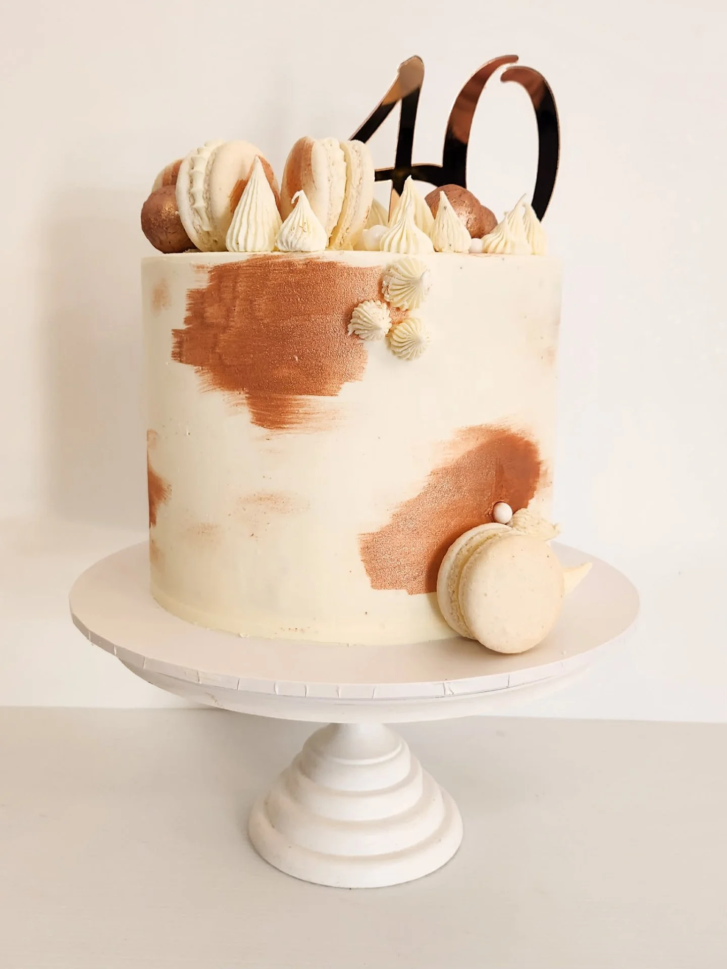 Forty and absolutely fabulous! 🎉

1 tier white ganache cake in flavourful gf white chocolate strawberry with stunning rose gold hand painted effects, topped with macarons, dusted chocolate balls, edible decorations finished with a rose gold 40 toppe
