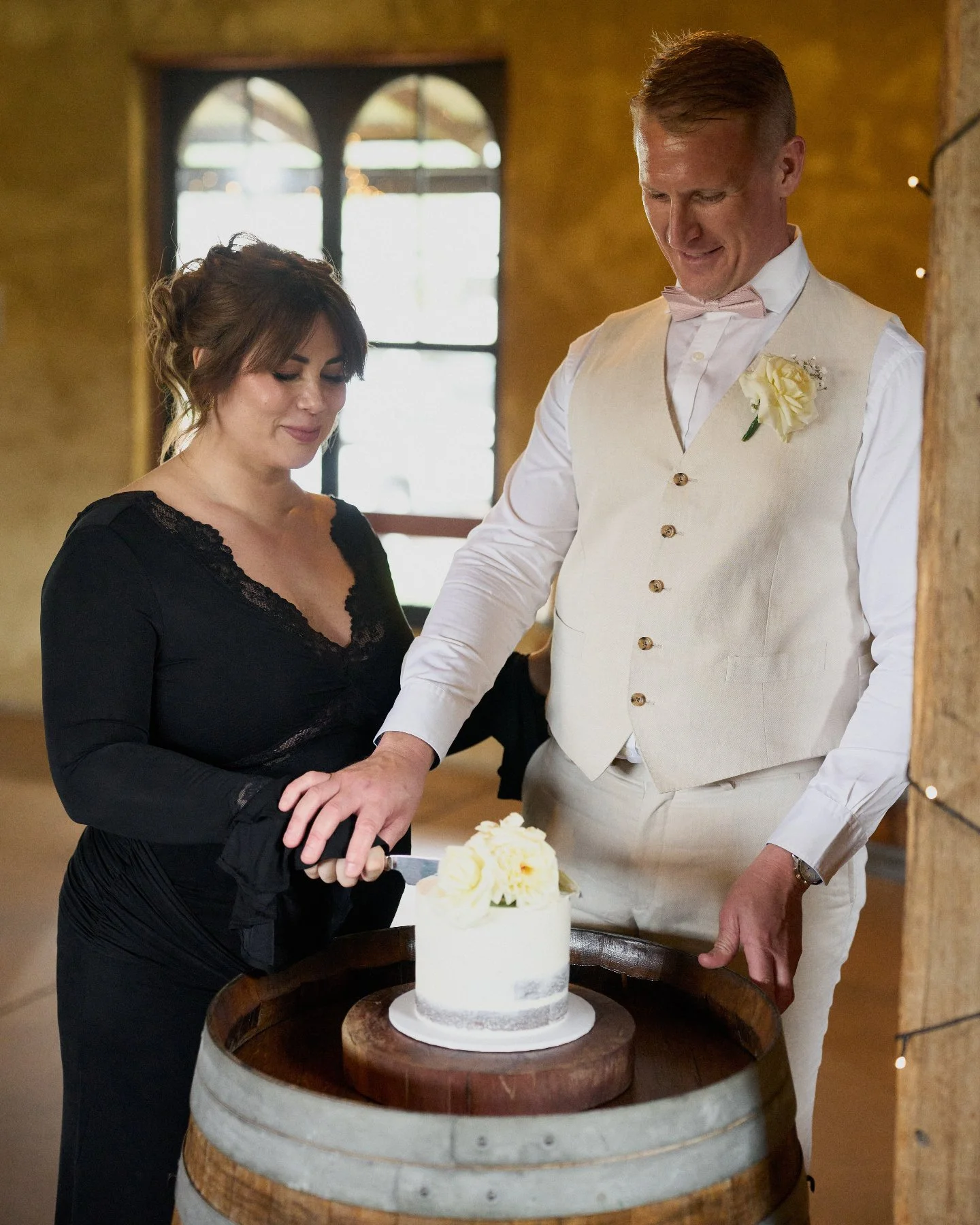 So happy I got to be part of Kim &amp; Nick's @pashanddash elopement celebration at the gorgeous @pepperscreek_barrelroom 🥂🌿

📸 @benhoward
💍 @marriedbymeredith
🌸 @sage_blossoming
💄 @ivorystatehairandmakeup

#dragonflycakes #huntervalleywedding 