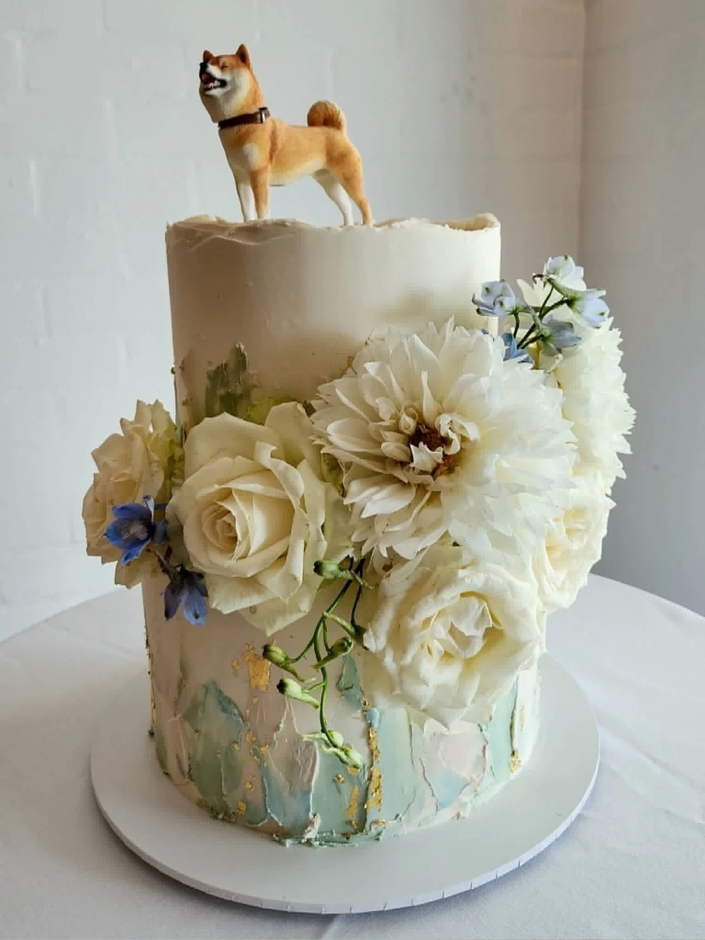 When the most important guest at the wedding is a Shiba Inu 😂🐕 

Jennifer &amp; Daniel&rsquo;s two tier beauty in caramel and white chocolate raspberry ganache, with the most gorgeous coloured palette, gold leaf accents and those uneven edges I am 