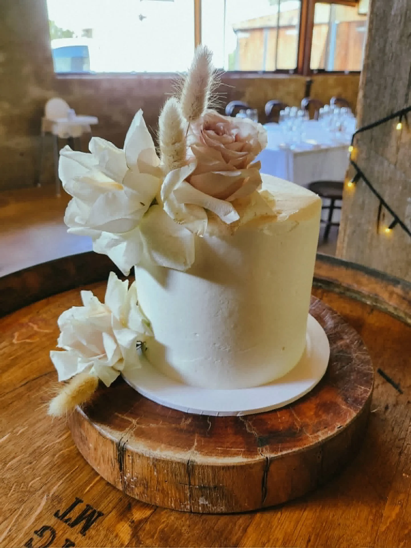 White chocolate raspberry cutting cake for Ashley &amp; Zac's @pashanddash elopement in the smoothest buttercream, topped with the most dreamy blooms by the talented @jademcintoshflowers  plus 24 cupcakes because why would you stop at one. 😍🤍

📍 @