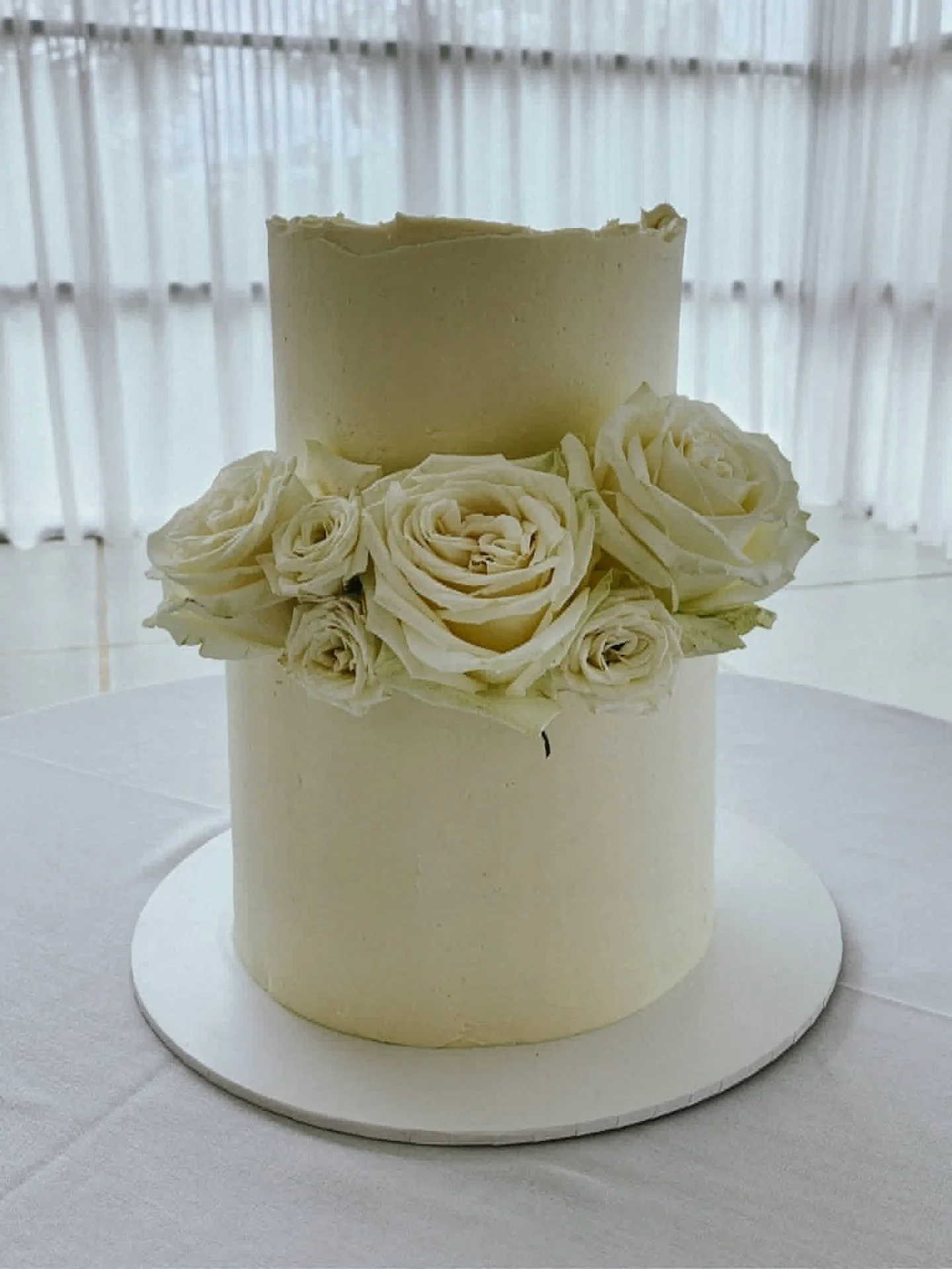Yujin &amp; Sam 🤍

Two tiers of chocolate and chocolate berry with the most beautiful white ganache finish, that texture and those raised edges are everything 😍

Wrapped in the most gorgeous cream roses by @huntervalleybouquets and celebrated at th