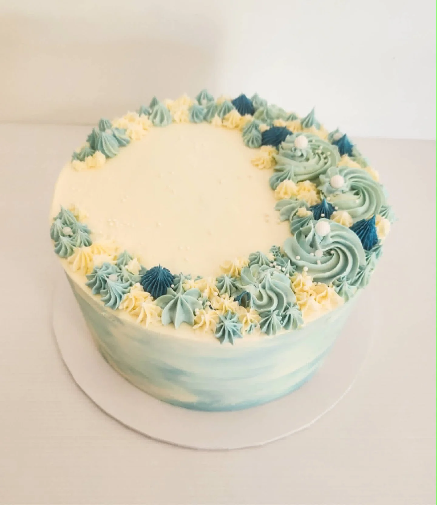 Preet &amp; Steven's white chocolate ganache with blue watercolour sides, a piped crescent moon and the prettiest pearl details, soft, whimsical and completely stunning.😍🌙

#dragonflycakes #huntervalleywedding #huntervalleyweddingcake #weddingcake 