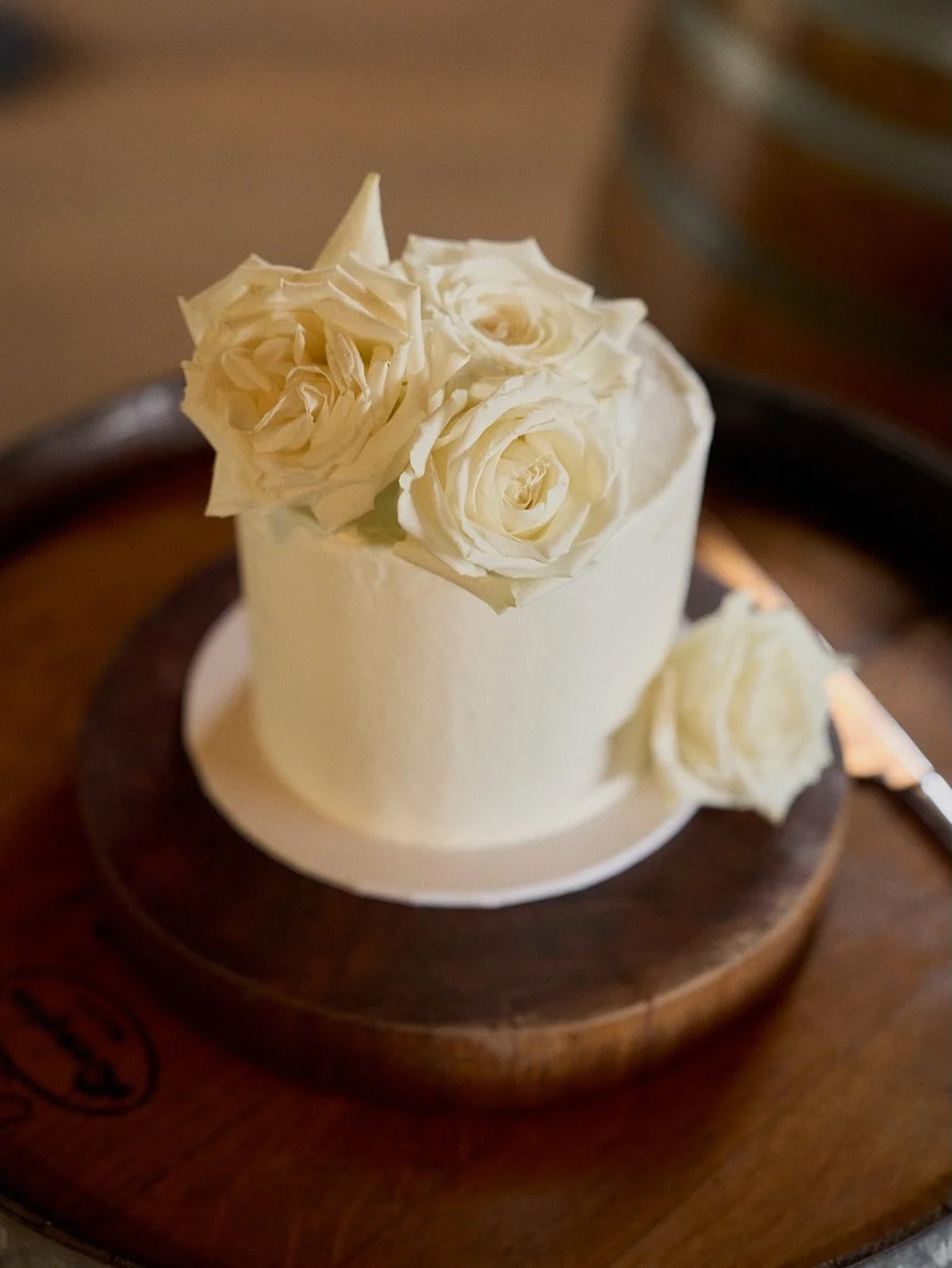 There is something so beautifully intimate about a @pashanddash elopement at the stunning @pepperscreek_barrelroom .  The softest cream roses, candlelight and the most perfect little cutting cake 🍰🕯️ 

I love being part of days like this so much

?