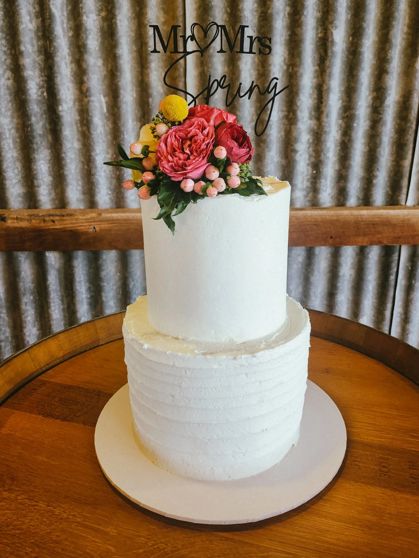 Textural. Vintage. Completely dreamy 🤍

Kylie &amp; Michael's two tier white chocolate and chocolate topped with @thepetalcollective at @tocalhomesteadweddings

#dragonflycakes #huntervalleywedding #huntervalleyweddingcake #newcastlewedding #newcast
