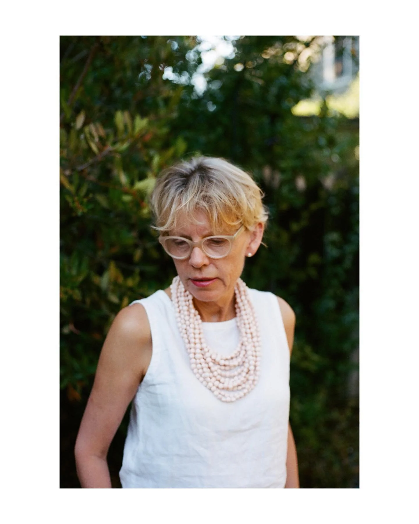 in the garden 

happy birthday to my favorite person! love you mom ❤️
&bull;
&bull;
&bull;
&bull;
&bull;
#betterdaysonfilm #lowqualityfilm #filmlifemagazine #filmdiscovered #shootfilmmag #drivebyfilm #thefilmstead #infilmwetrust #bestfilmphoto #goldm