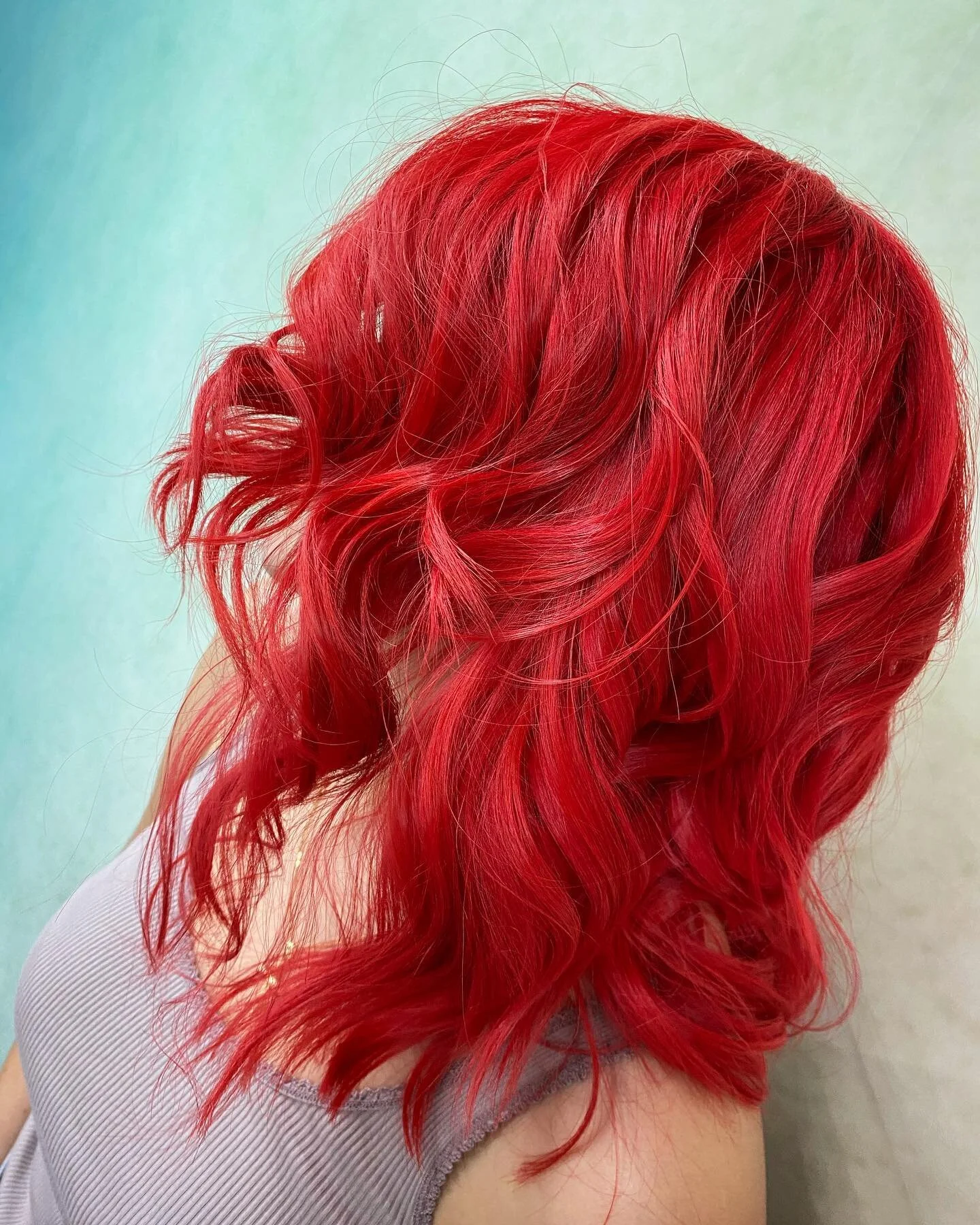 🥵[ COLOR ] aveces de tanto hacer cabello corto de hombre se me olvida lo dif&iacute;cil que hacer un color (parejo) de mujer siendo este una mezcla de colores no un tinte y ya 😳😳⁣
⁣
 que creen??? 🥵⁣
⁣
Cual a sido tu experiencia m&aacute;s desafia