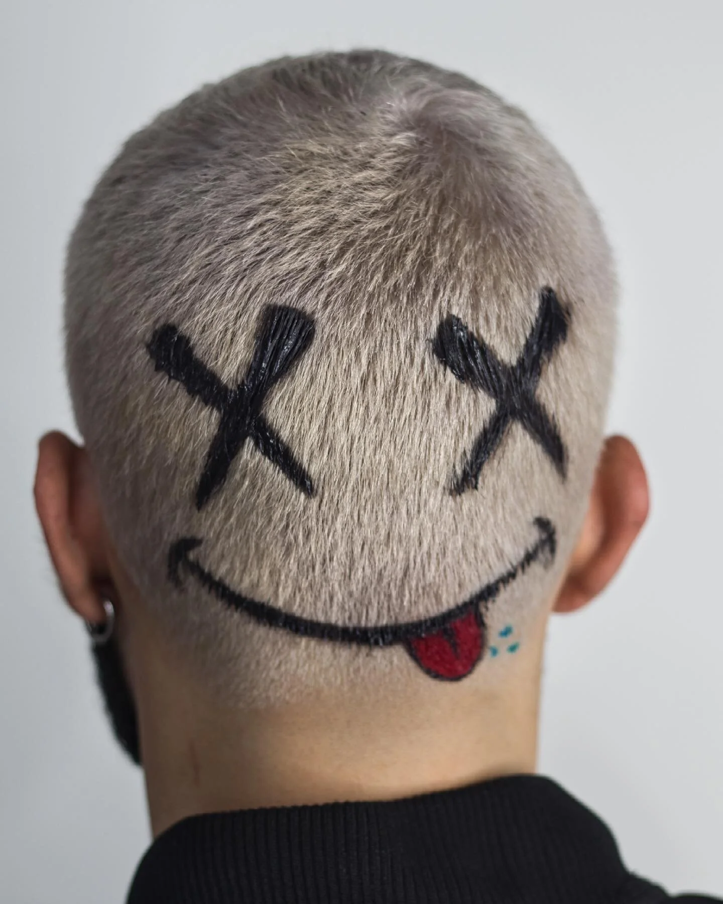 S&aacute;cale la lengua 👅 al que hable mal a tus espaldas 😅🤣😉 #barber #haircolour #miamibarber #lv3 #sharpfadecolor