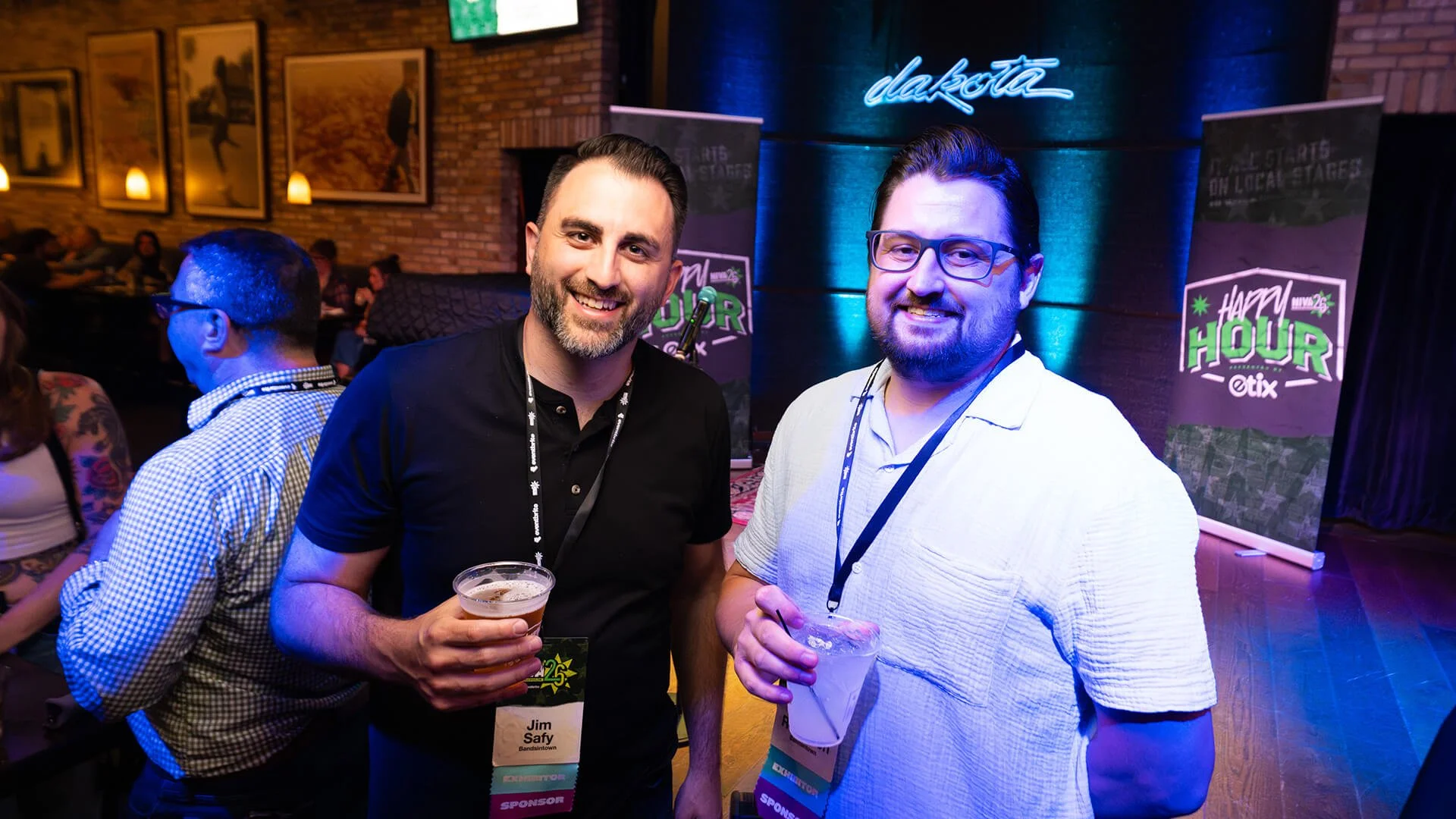 NIVA26-Day01-HappyHour-Attendees-05_PC-DarinKamnetz.jpg