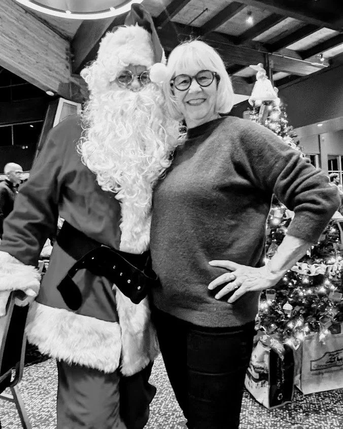 Santas everywhere do play their parts - the reason for this season though - is Jesus in our hearts

#thereseljoseph #mixedmedia #artist #figurativeart #feministart #abstractart #creative #santaclaus