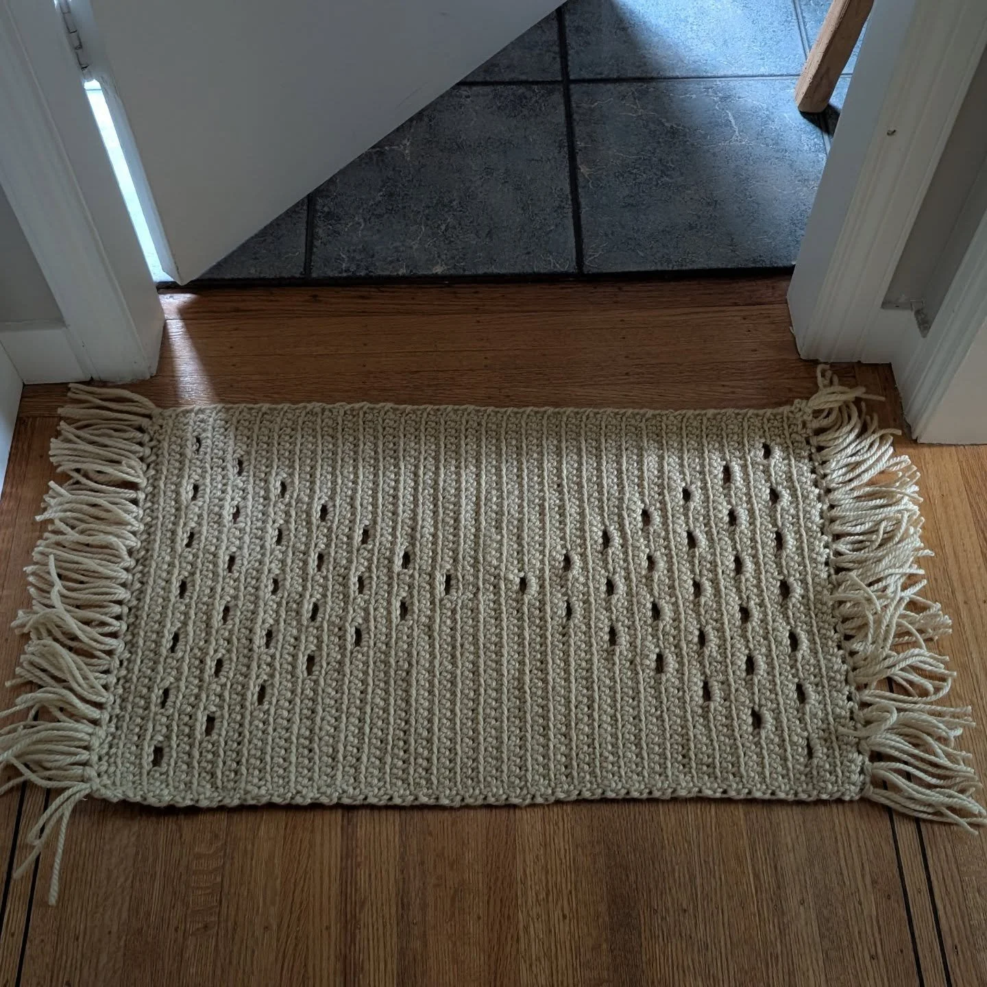 I received more pure bulky wool from my friend... And yesterday I had to rest my painful hips - so this project was finished in no time while lying on the couch, watching movies and talking to friends on the phone. What is it? Anything you want it to