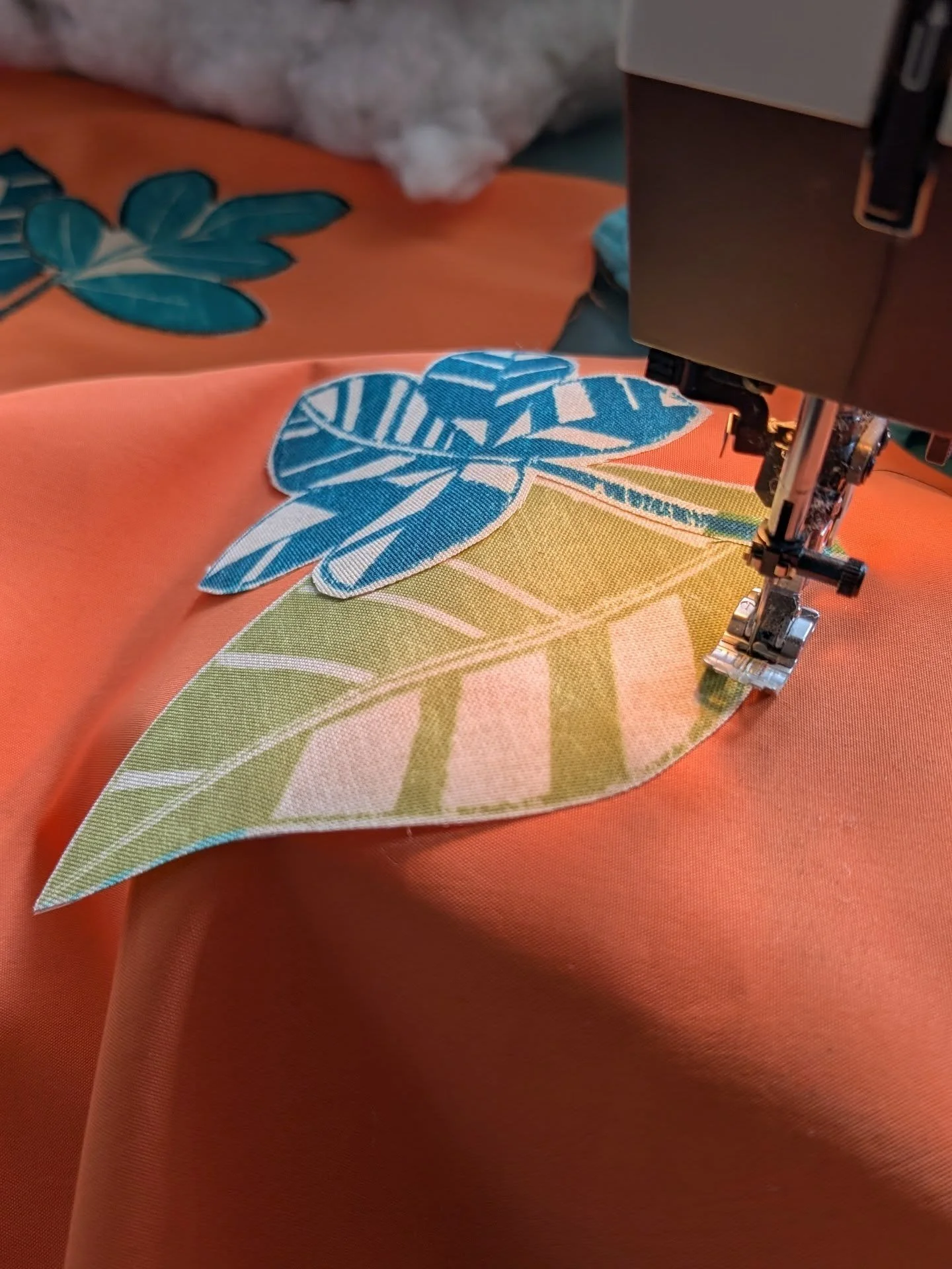 I haven't used my sewing machine for a while. But today I did. I undressed my old broken patio umbrella, stripped it naked (last picture ) and used the fabric to sew 2 cushions for my new patio chairs. A friend gifted me with 2 outdoor pillows, but t