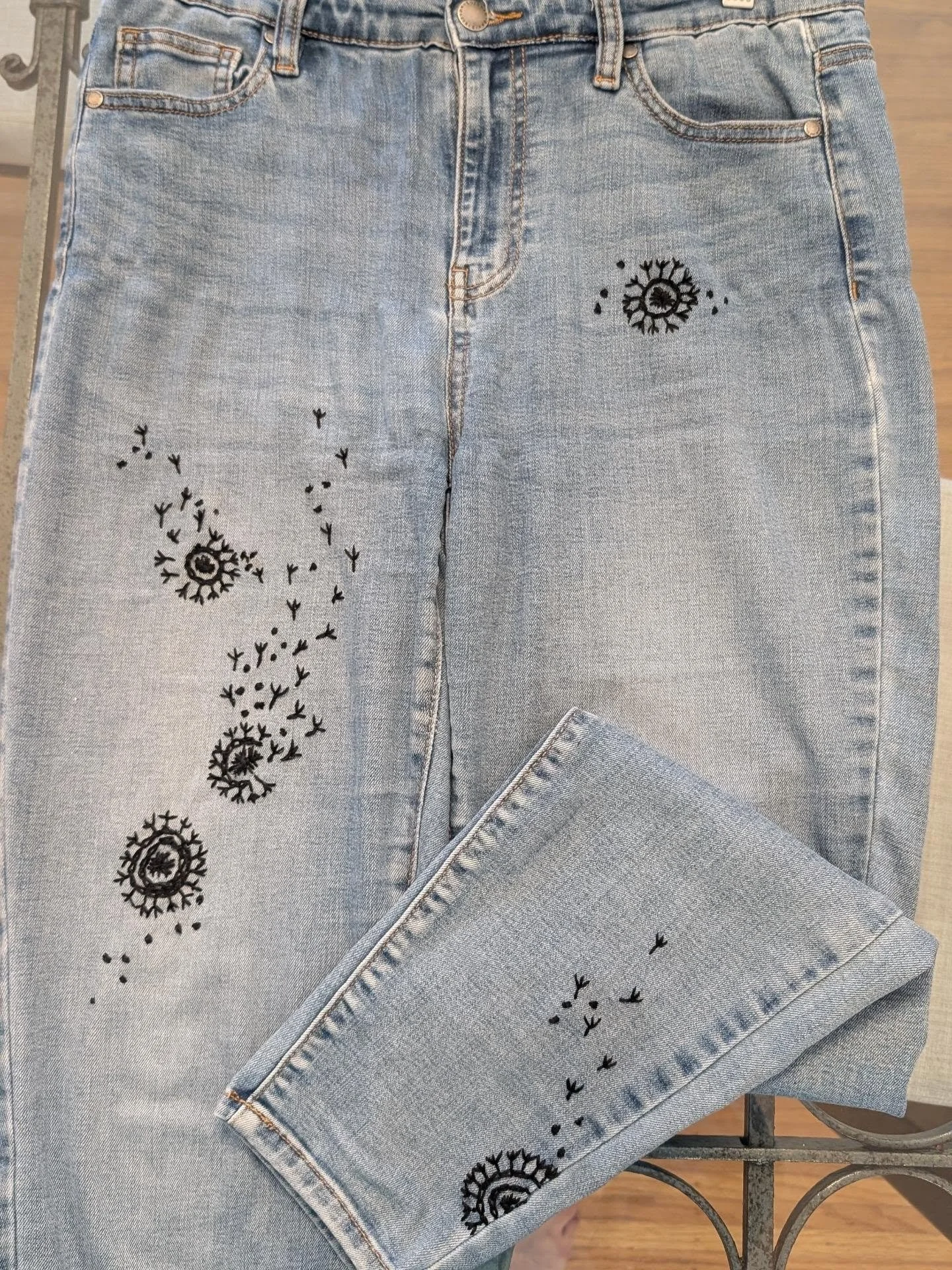 Here are an old pair of comfy Jeans I should have thrown out - because of some stains I couldn't wash out any longer. I had an impulse idea to give them a new life, a new look, a new personality. On this rainy afternoon I embroidered funky dandelion 