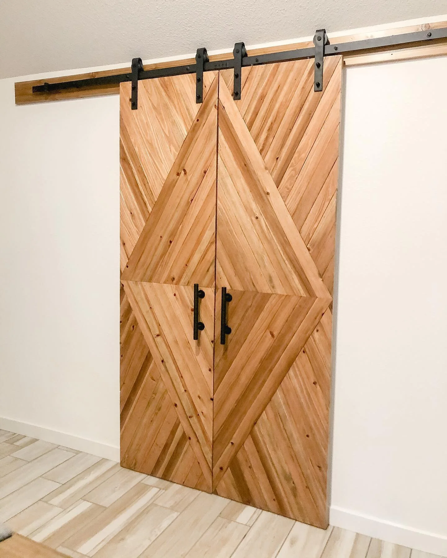 Second set of hand made cedar sliding barn doors installed! Such a beautiful project. Swipe to see the stunning details.