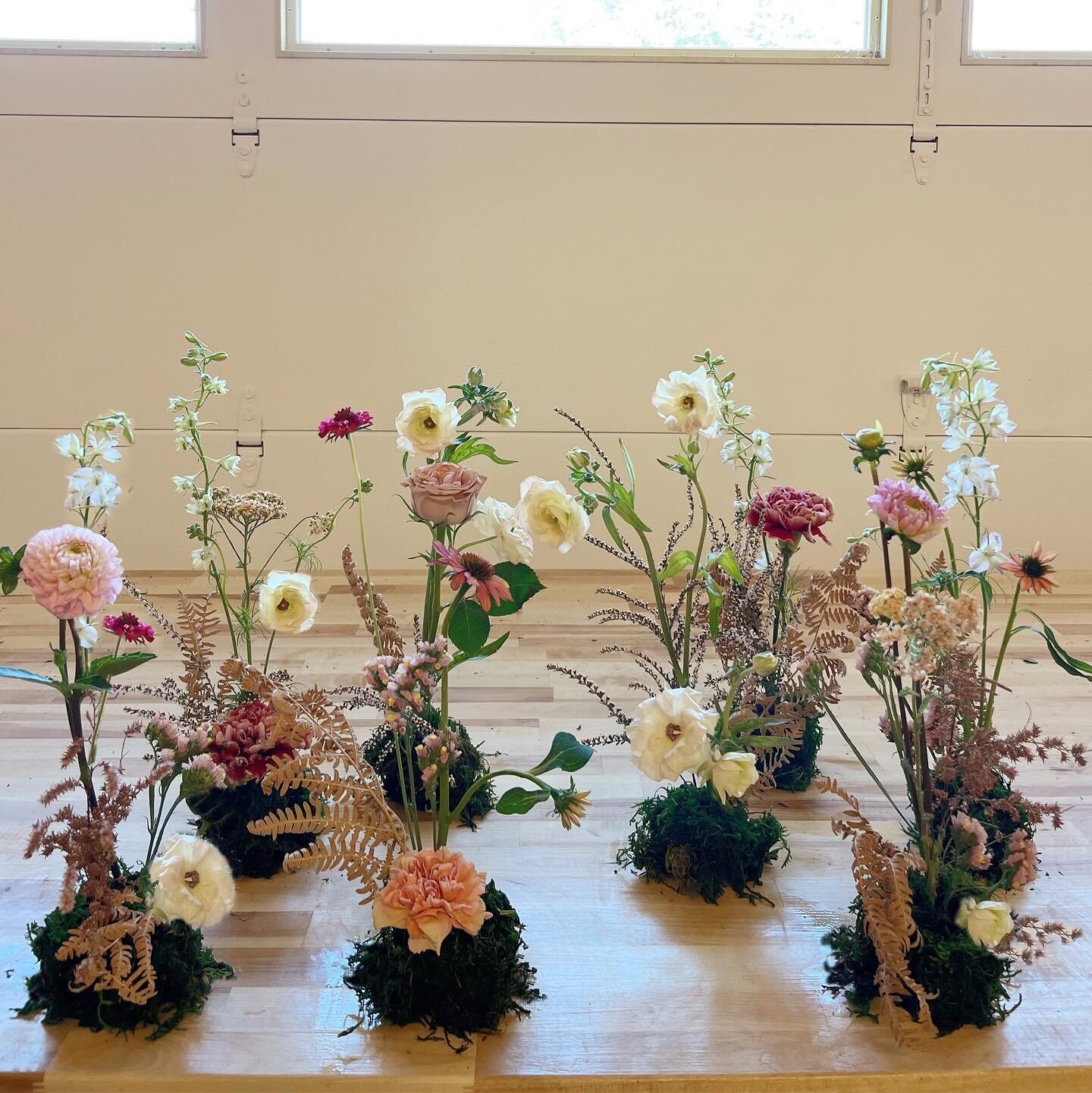 Whimsical wedding florals 🌼🌷🌿 Playful charm for a beautiful seating chart display. 

Work with us ➡️ Irisbarryblooms.com (link in bio).

#tahoeflorist #tahoeweddingflorist #laketahoeflorist #laketahoeweddingflorist #tahoewedding #tahoeblueestate #