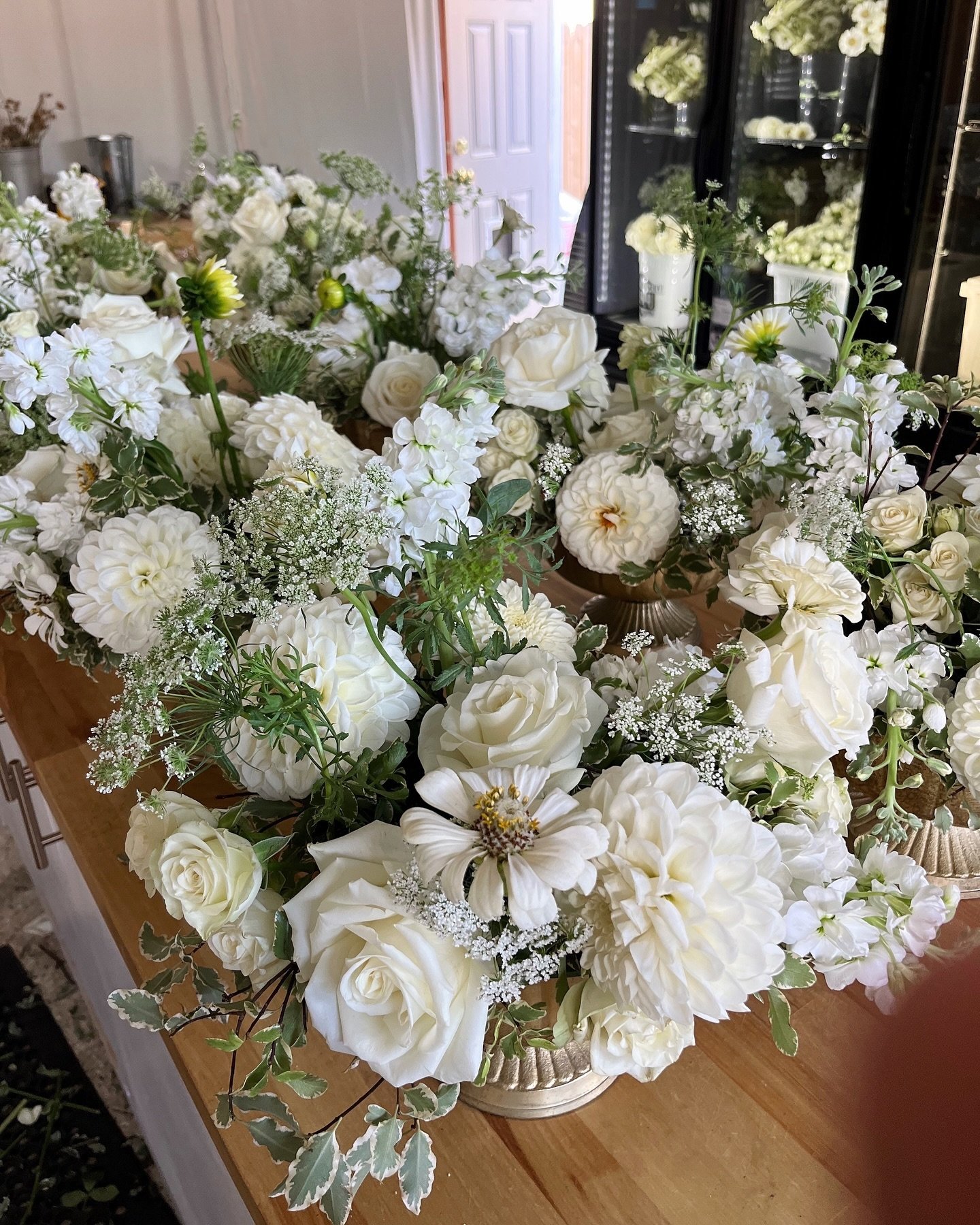 Romantic, fluffy white blooms ✨🤍🌿 in the studio. Engaged couples- Are you going for all white or a pop of color? Maybe you&rsquo;re not quite sure? I&rsquo;d love to help you narrow down a palette! 2025 dates are open ☺️ Inquire here for your Reno-