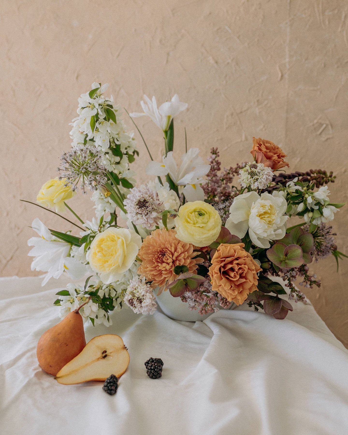 Spring Flourish ✨🤍🪻 Pt. I 

Photography: @taybenedicktphoto 

Keywords: Tahoe, Wedding, Florist, Truckee, Spring, Flowers, Reno, Nevada

#tahoeweddingflorist #tahoeflorist #laketahoeflorist #truckeeweddingflorist #truckeeflorist #weddingflowers #ch