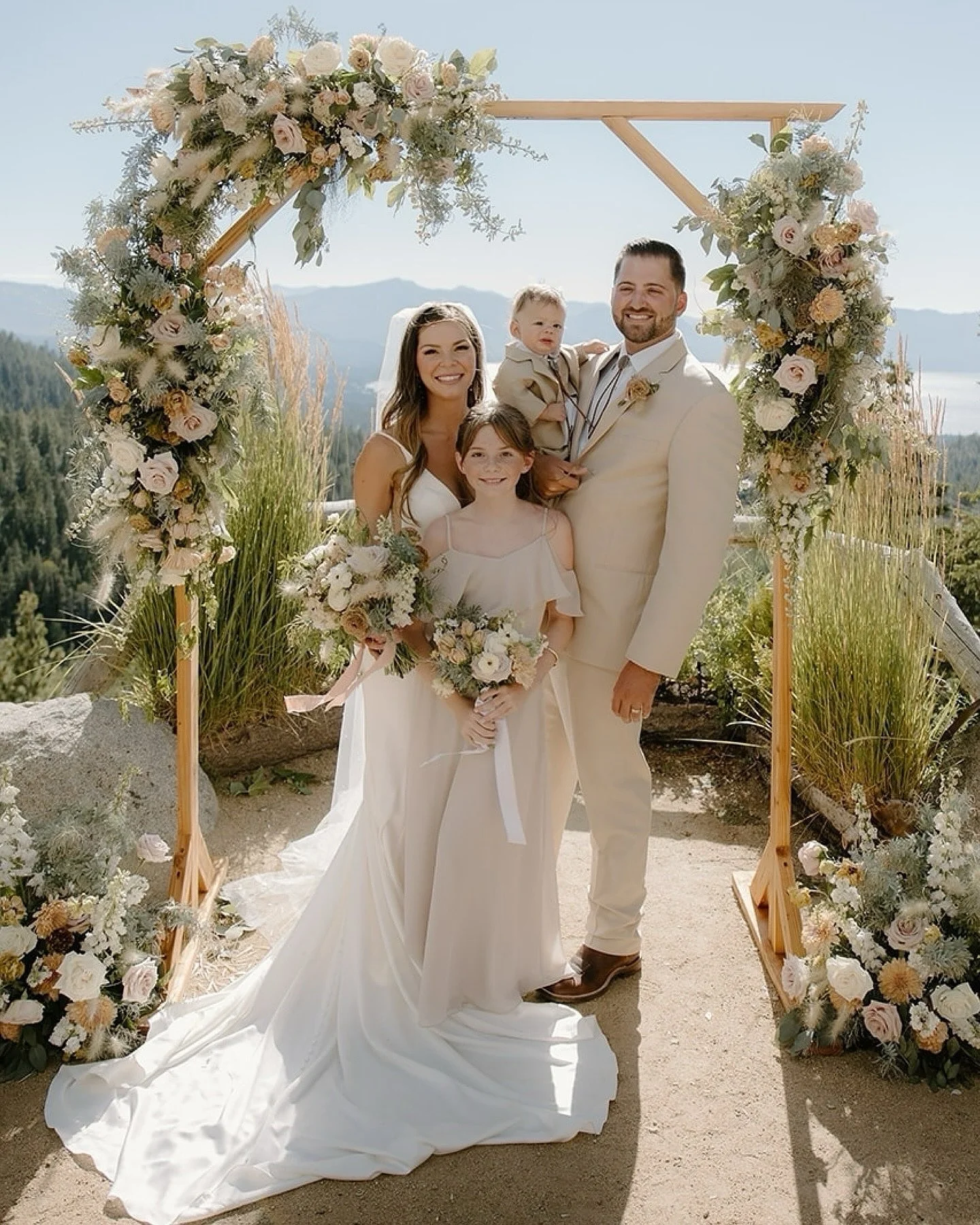 M+N&rsquo;s wedding day ✨🌸🤎 adorned with soft, neutral blooms in beautiful Tahoe.

Photographer @brittrobertsphotography
Planner @pomegranate.occasions 
Florist @irisandbarryblooms 

#laketahoewedding #tahoeflorist #tahoeblueestate #tahoeweddingflo