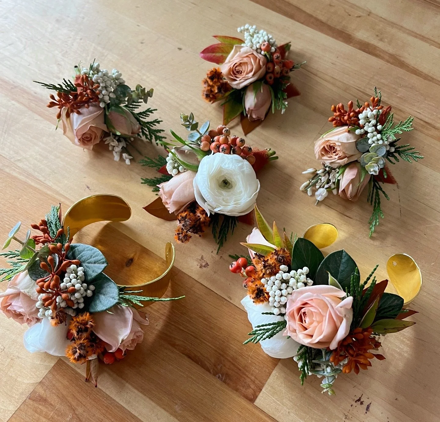 Happy Thanksgiving 🍂🤍🍁 Autumnal inspired boutonni&egrave;res, corsages, &amp; bouquets from N + M&rsquo;s wedding day.

#tahoewedding #tahoeflorist #laketahoeflorist #tahoeweddingflorist #laketahoeweddingflorist #truckeeflorist #truckeewedding #re