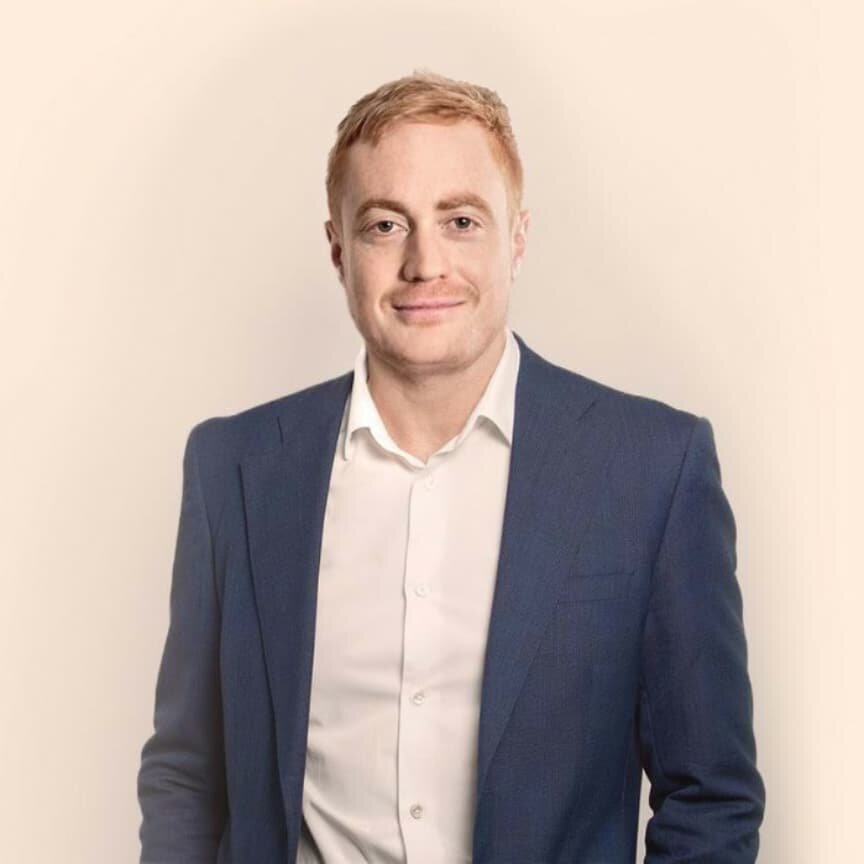 Meet Sam Holden - criminal lawyer by day / celebrity singing sensation by night (you may or may not recognise him as a contestant from the 2012 The Voice of Holland show, Season 3.)

Known in the industry to be a very creative lawyer, Sam always upho