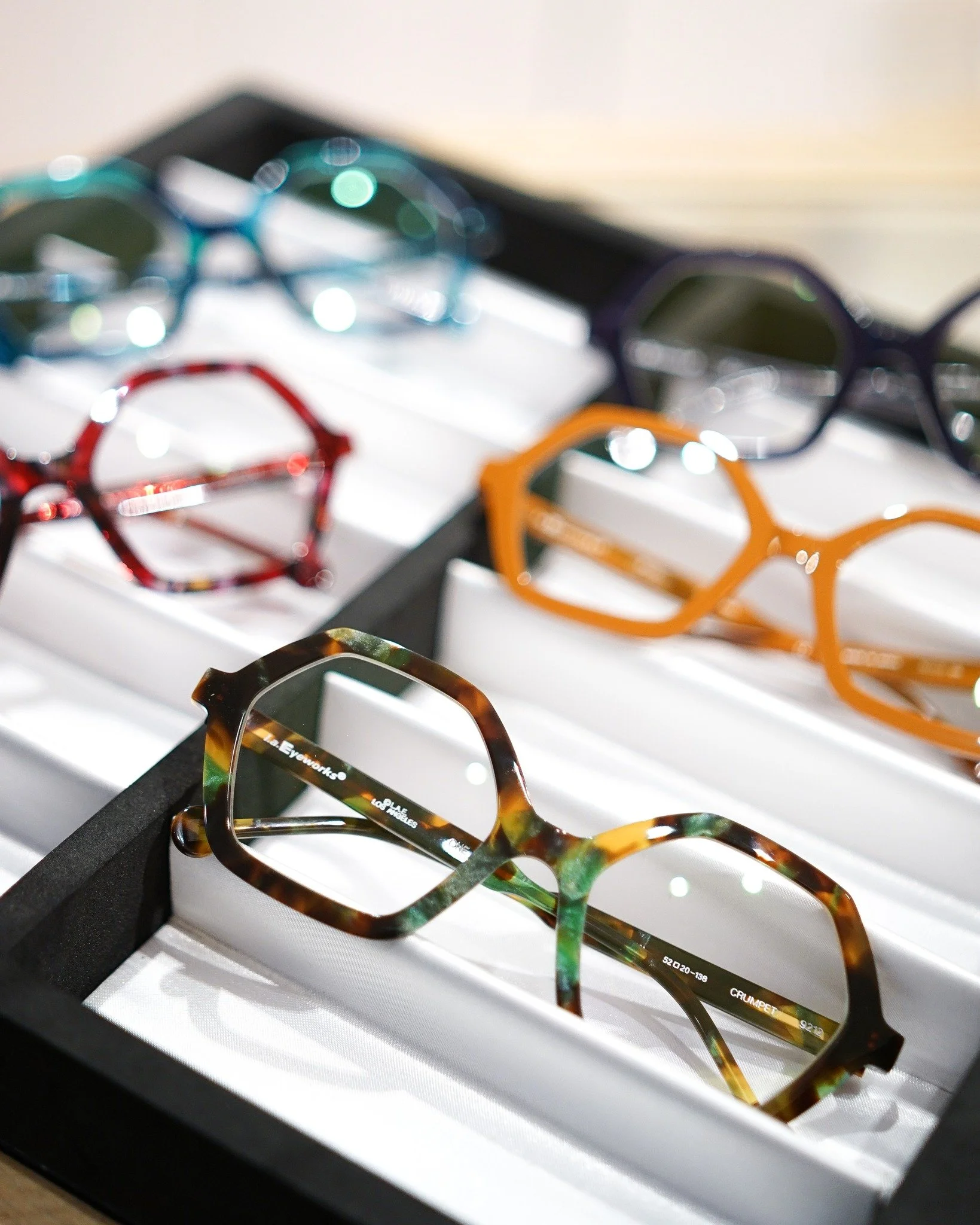 N&auml;m&auml; ja monet muut uutuuslasit ovat saapuneet liikkeeseemme 👓✨

Meilt&auml; l&ouml;yd&auml;t kattavan valikoiman @laeyeworks:in kehysmalleja useissa eri v&auml;reiss&auml;. Poikkea putiikkiin ja autamme l&ouml;yt&auml;m&auml;&auml;n juuri 