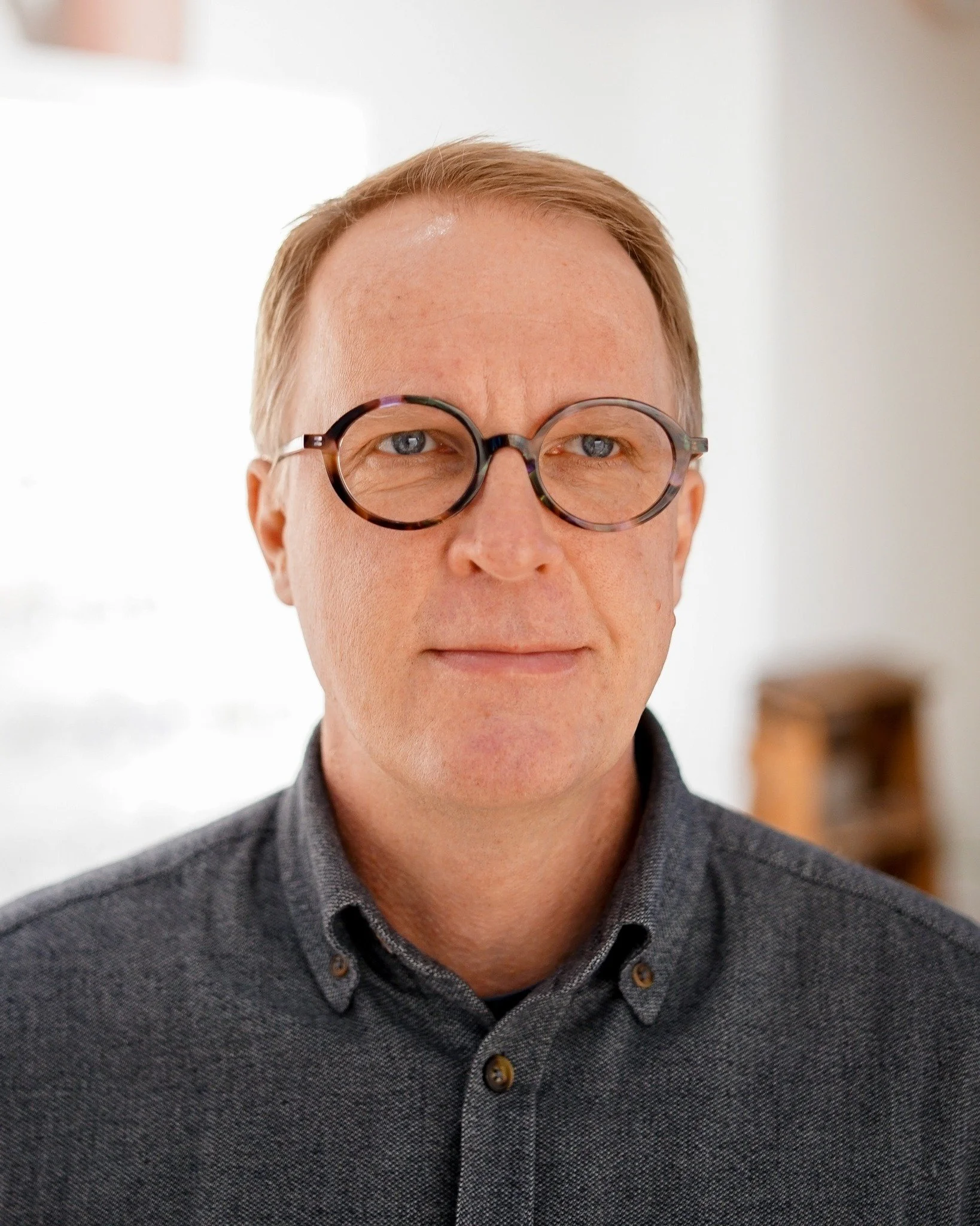 Persoonallista tyyli&auml; joko n&auml;ytt&auml;v&auml;sti tai hillitymmin 👓

Kumpi on sinun valintasi: rohkea katseenvangitsija vai siro minimalistinen kehys?
Kerro mielipiteesi kommenteissa 👇

#optikko #optikkotampere #silm&auml;lasit #kehykset