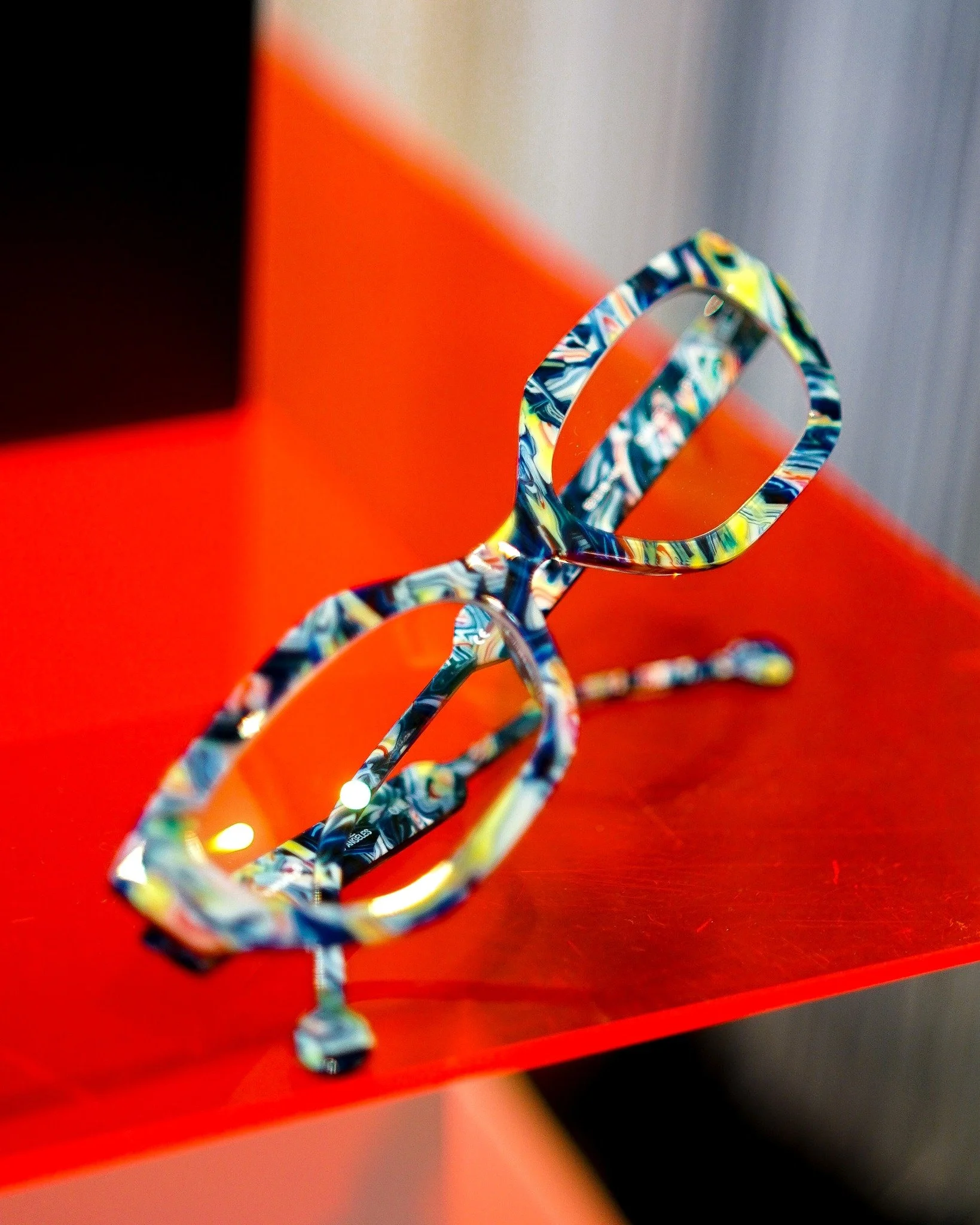 N&auml;m&auml; pokat ei todellakaan j&auml;&auml; huomaamatta 🔥

l.a.Eyeworksin Gimlet-kehykset s&auml;vyss&auml; Mystic Grunge ovat todellinen katseenvangitsija 🤩 Kulmikas mutta linjava muoto on yht&auml; aikaa elegantti ja s&auml;rmik&auml;s, vii