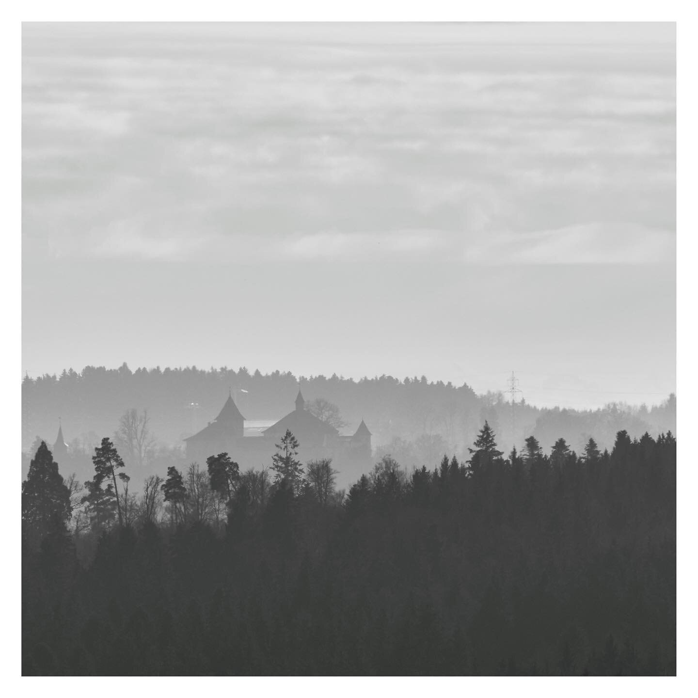 △ &middot; 🇨🇭
.
.
.
#burg
#castle
#landscape
#switzerland
#fuji #xt5