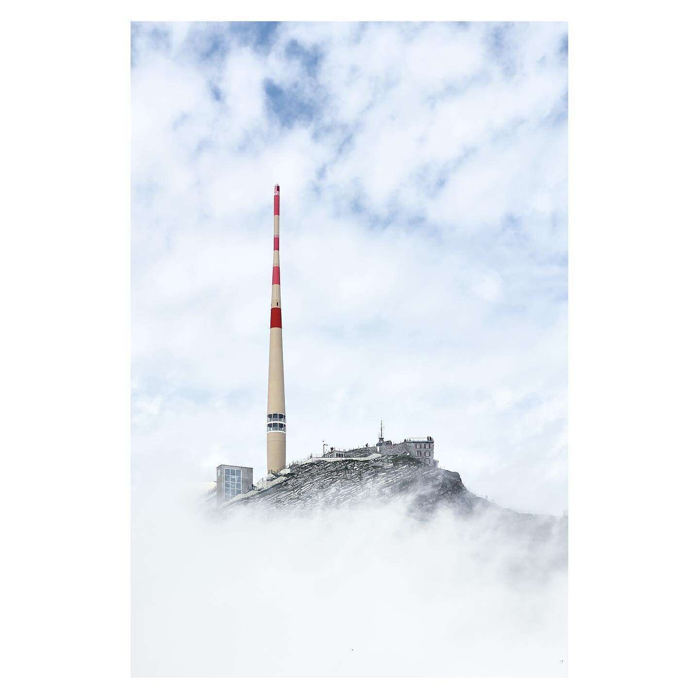 der berg &middot; 🇨🇭 . . . #2023 #nature #mountain #nature #berg #s&auml;ntis #landscape #fog #clouds #photography #artofvisuals #landscapephotography #travel #architecture #alpine #cabine #light #shadow #photooftheday #mountains #hills #hiking #we