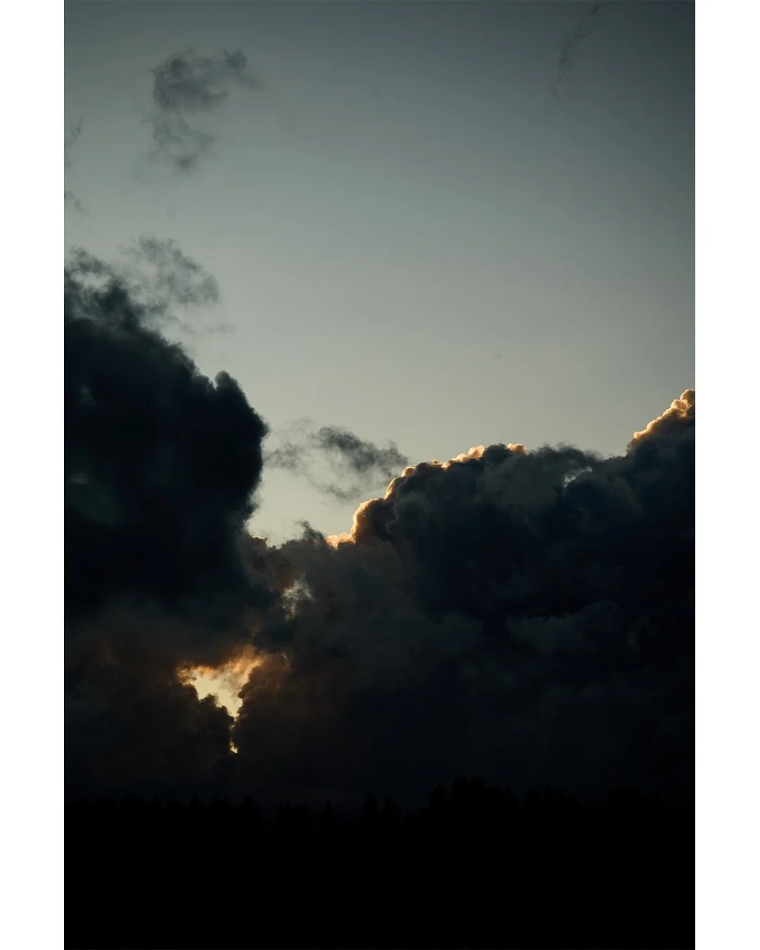 low burn &middot; 🌫️ 
.
.
.
#cloudscape #moodysky #stormclouds #sunsetclouds #lightandshadow #darkmood #cloudlayers #dramaticlight #earthmoods #quietmoments #atmosphericphotography #sky_brilliance #natureperfection #landscapephotography #weatherphot